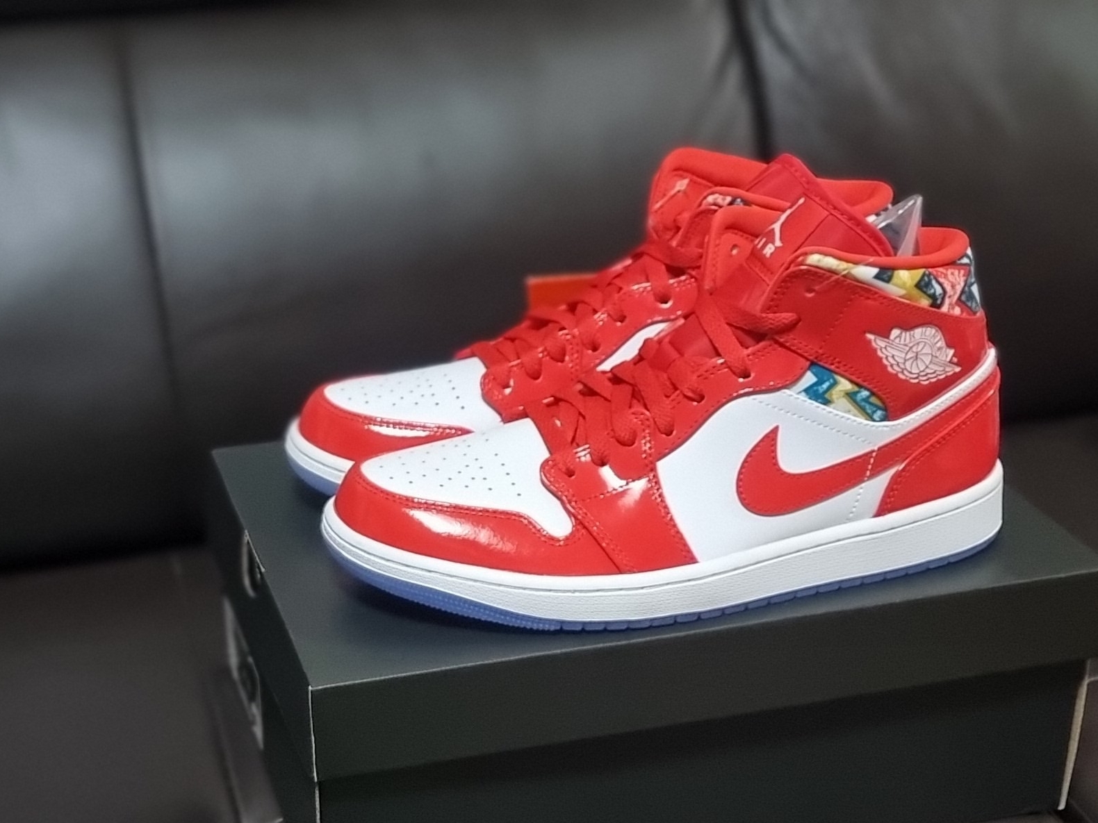 Jordan 1 Mid SE Barcelona Sweater 착용 스타일