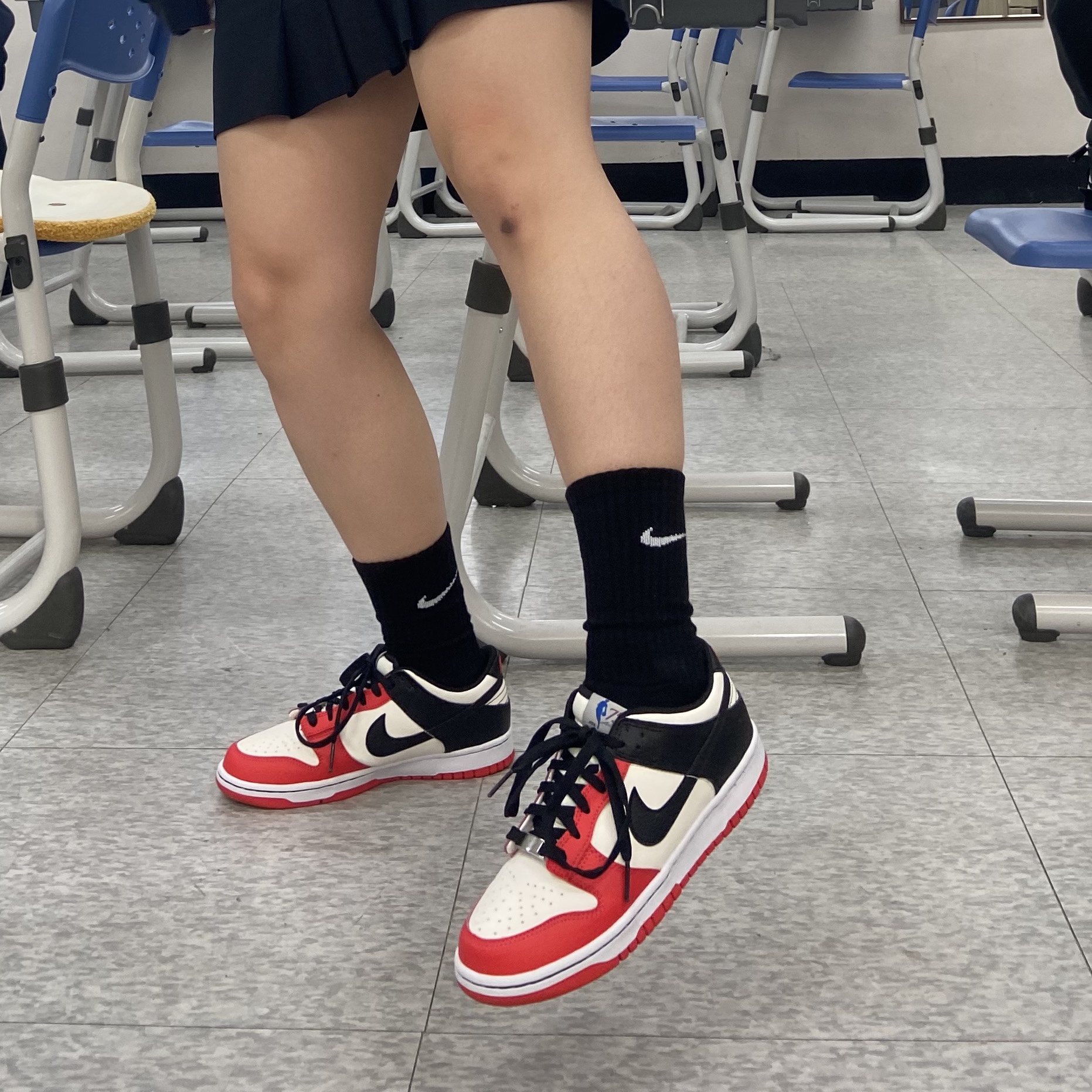 (GS) Nike x NBA Dunk Low Black and Chile Red 착용 스타일 - 2