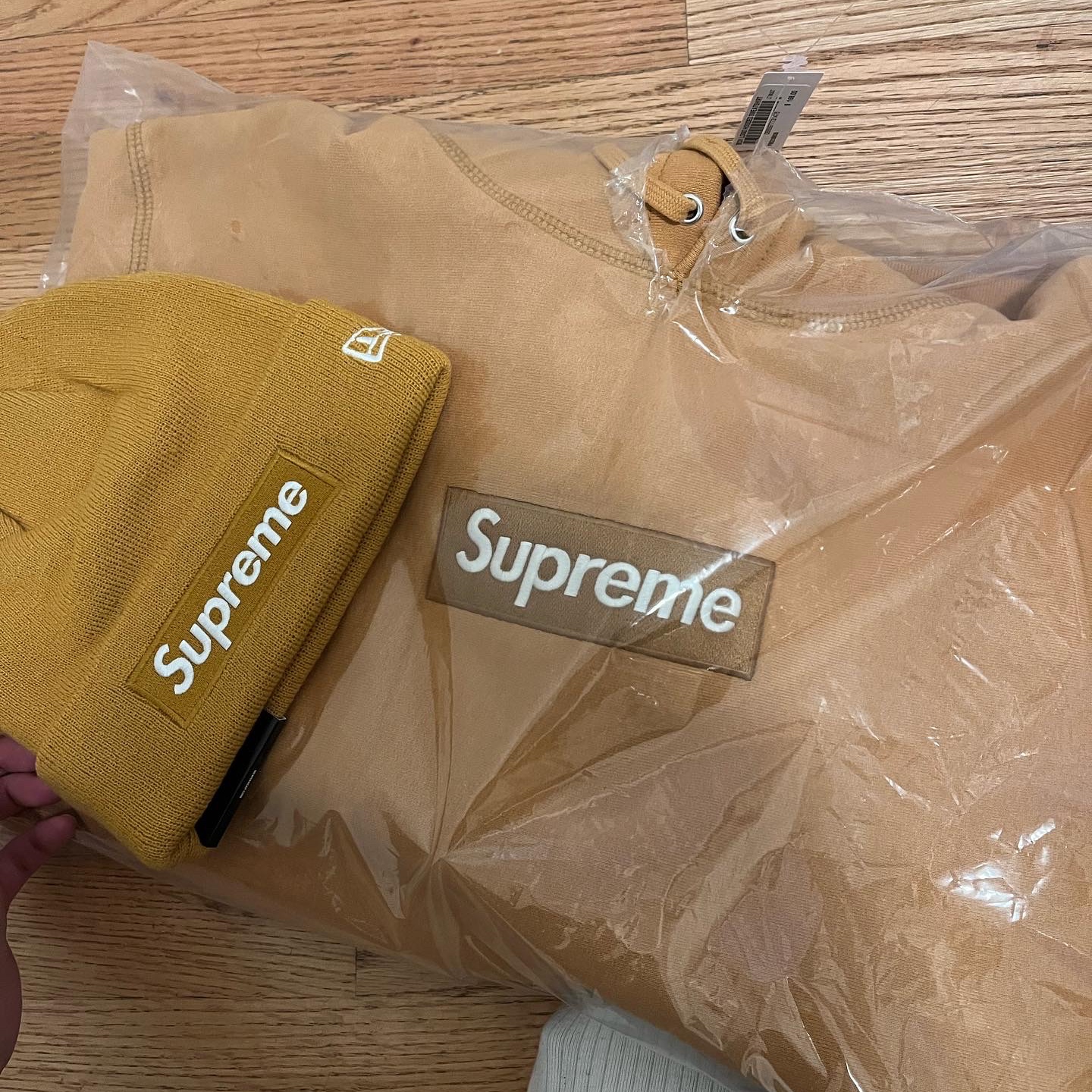 Supreme Box Logo Hooded Sweatshirt Light Mustard - 21FW, Supreme New Era Box Logo Beanie Light Mustard - 21FW 착용 스타일 - 2