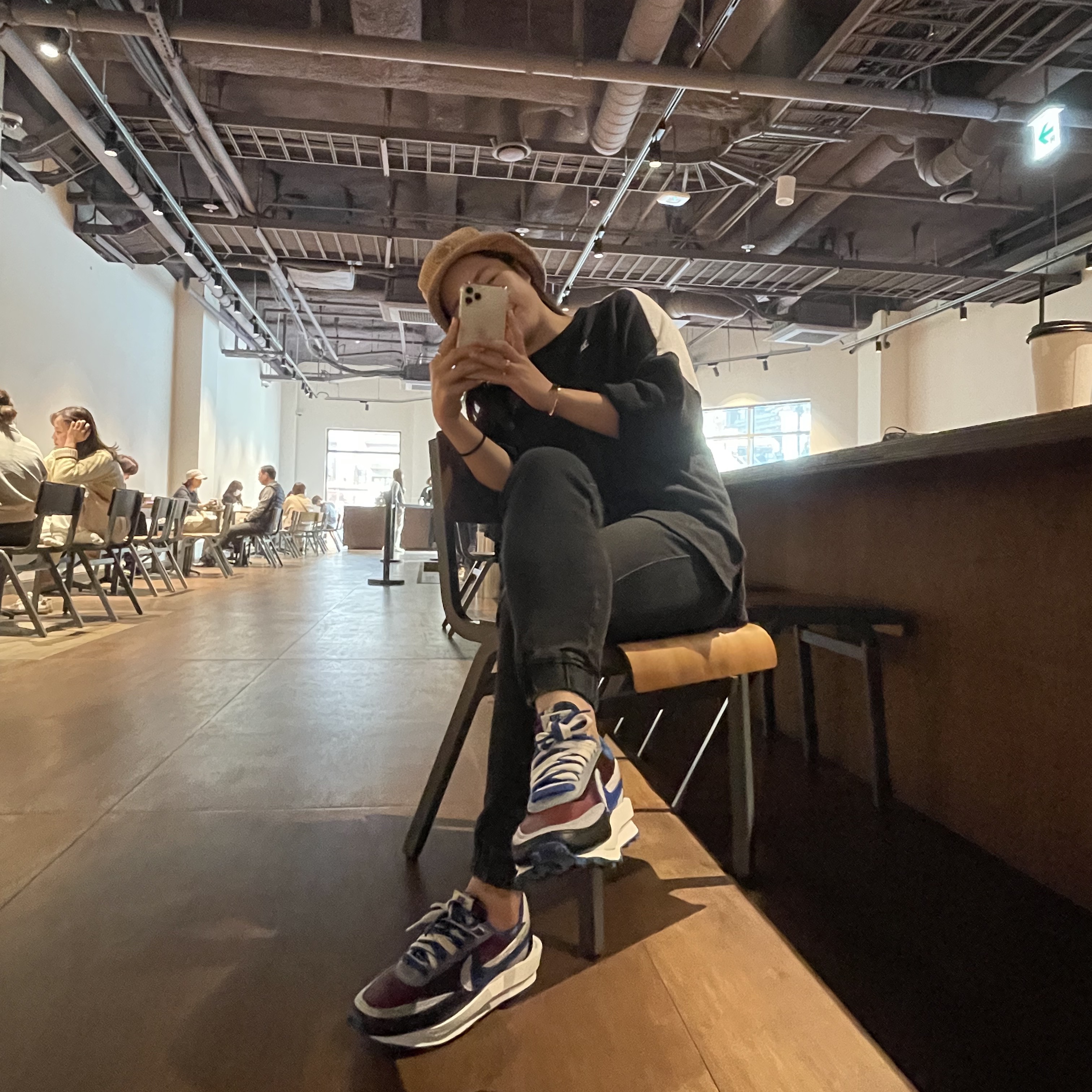 Nike x Sacai x Undercover LDWaffle Night Maroon Team Royal 착용 스타일