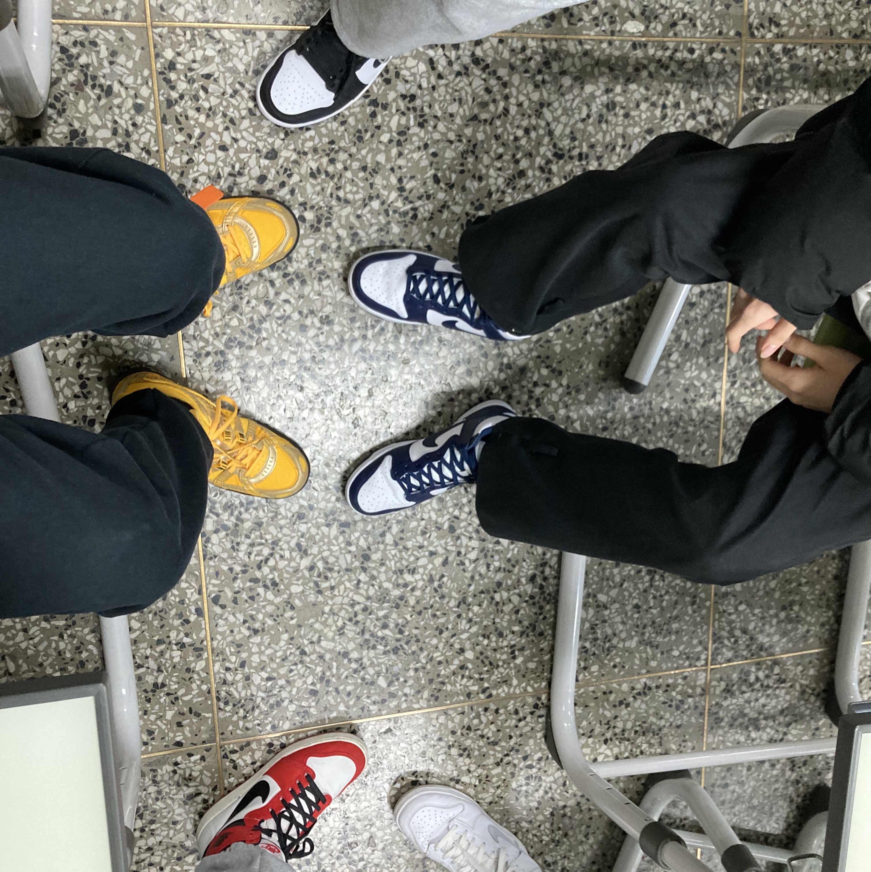 Nike x Off-White Air Rubber Dunk University Gold, Jordan 1 KO Chicago 2021 착용 스타일