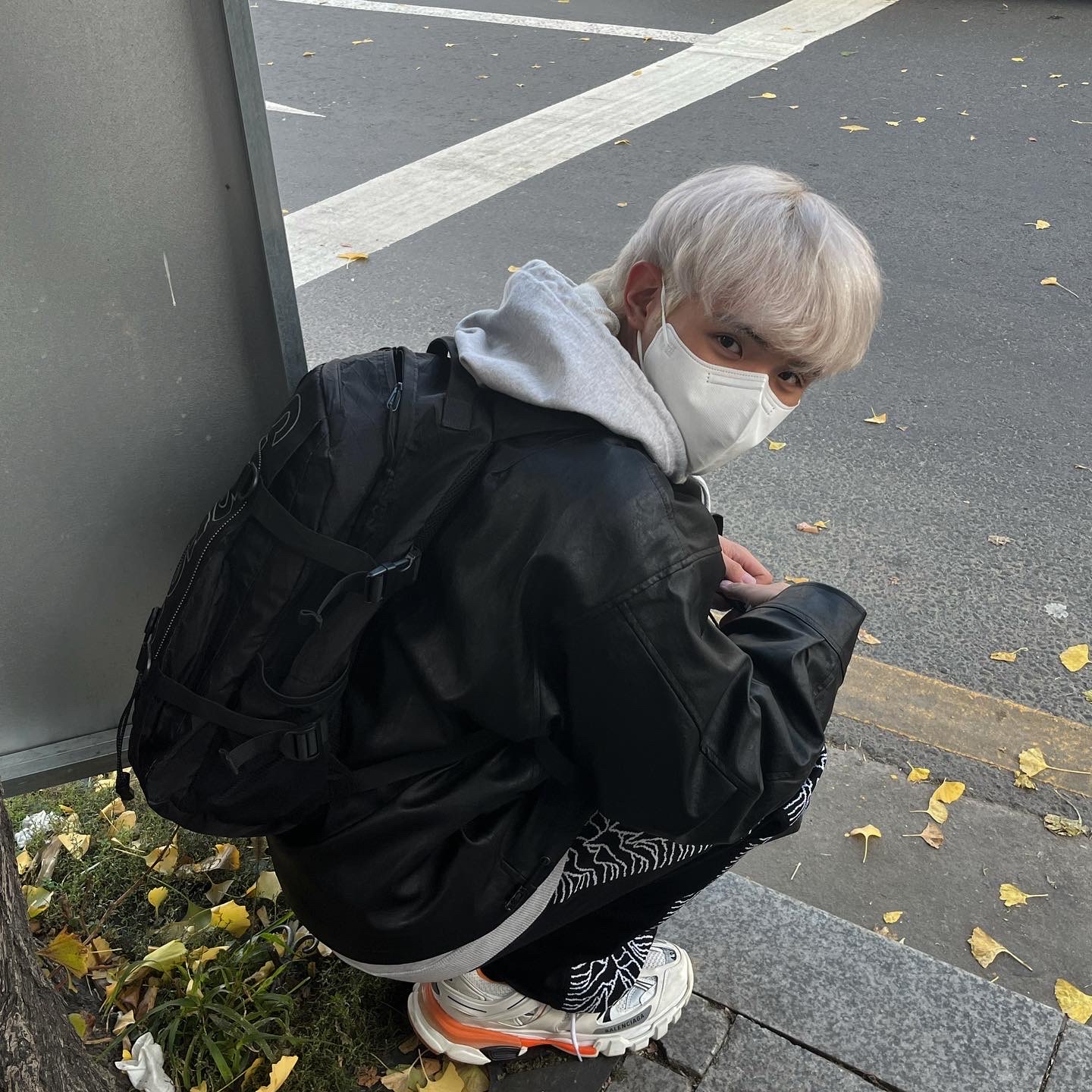 Balenciaga Track Sneakers White Orange 2019, Supreme Backpack Black - 18FW 착용 스타일 - 2
