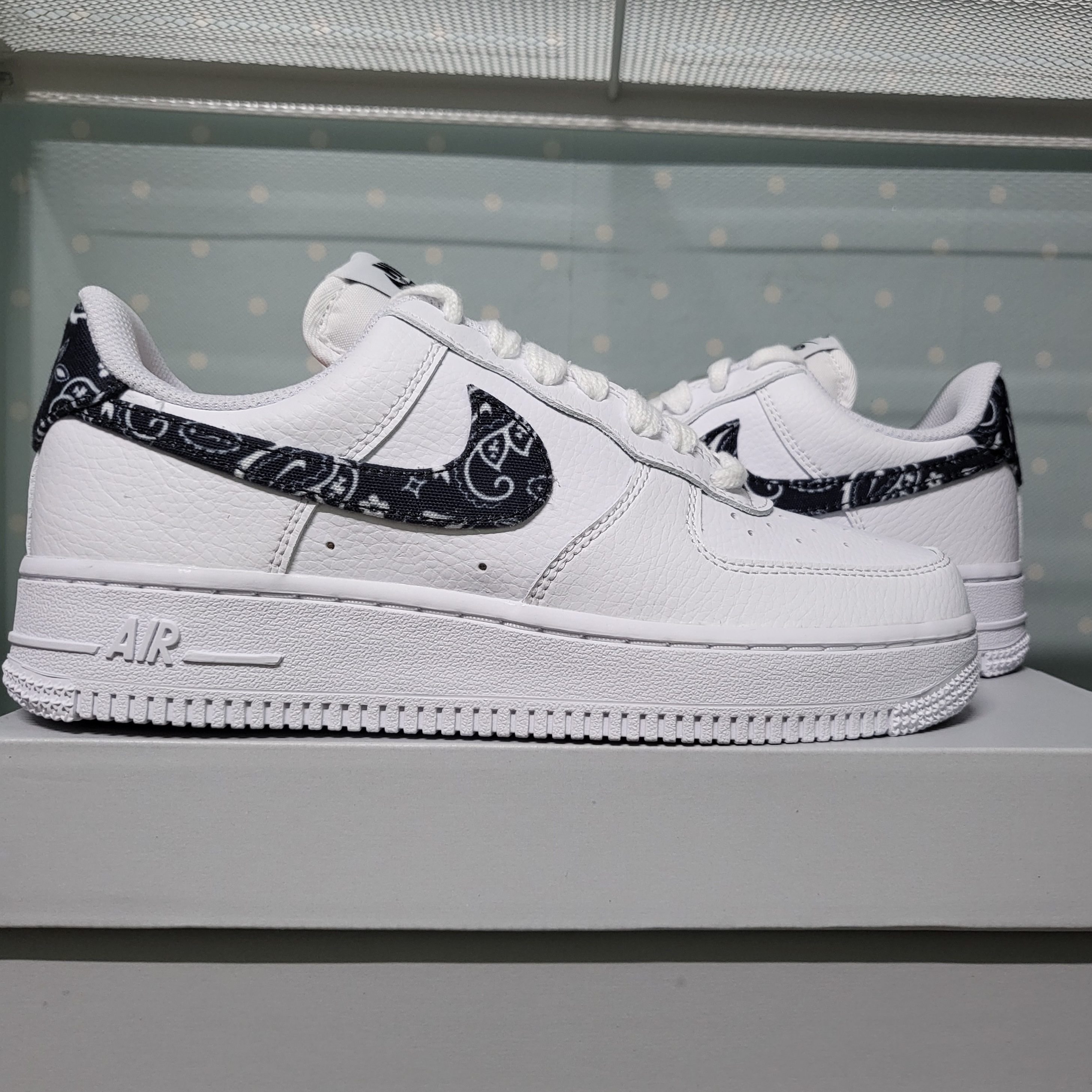 (W) Nike Air Force 1 '07 Essential Paisley Swoosh White Black 착용 스타일 - 1
