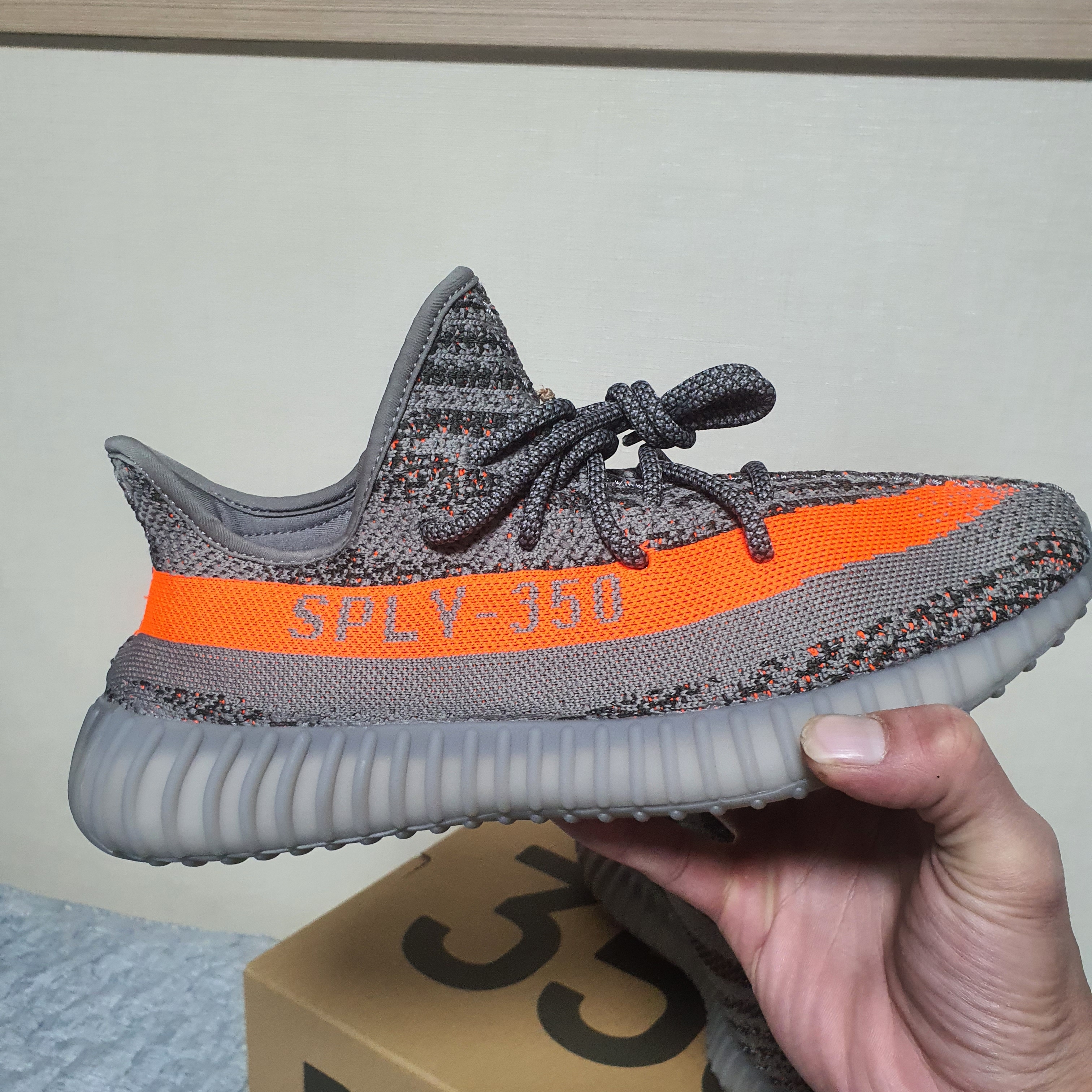 Adidas Yeezy Boost 350 V2 Beluga - Reflective 착용 스타일