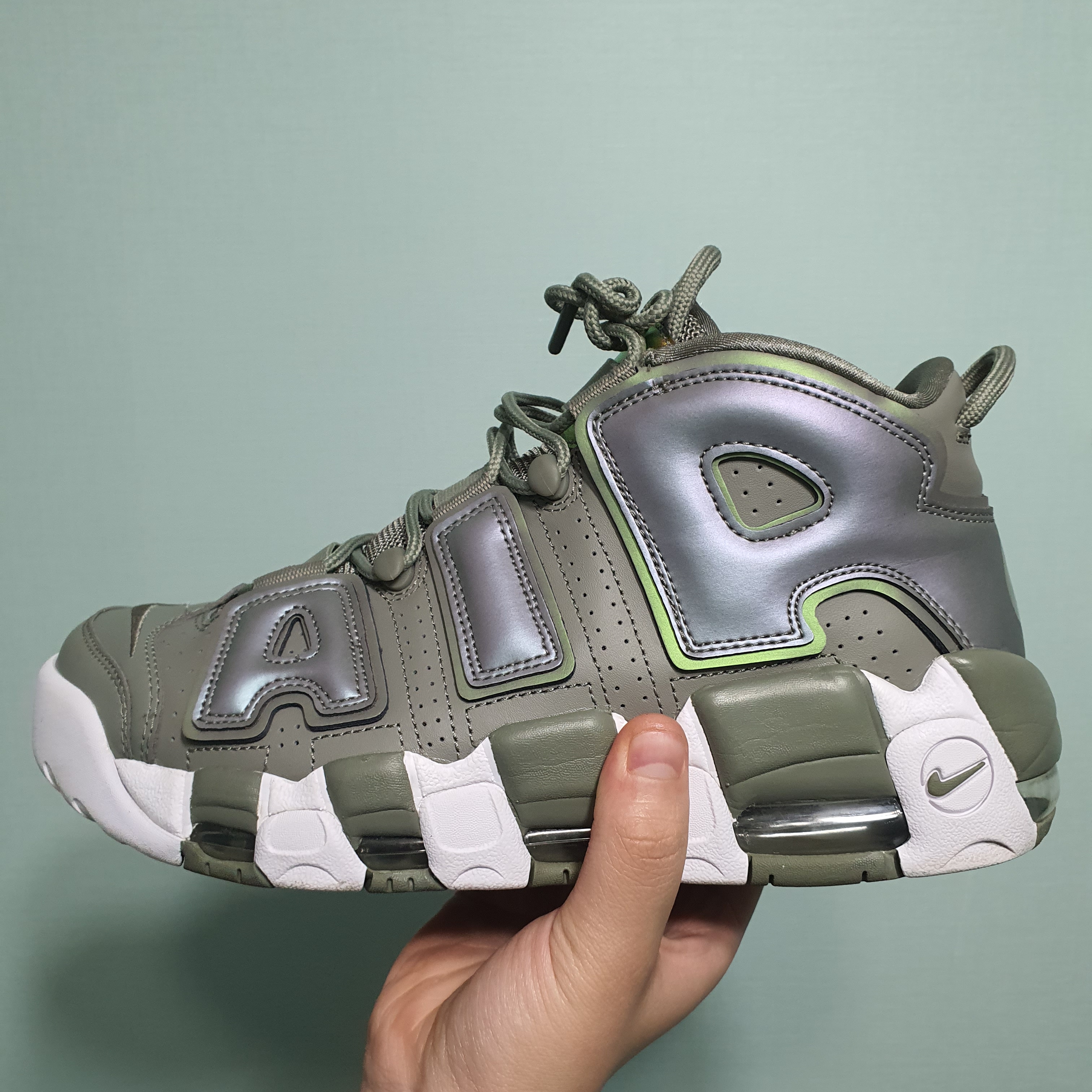 (W) Nike Air More Uptempo Iridescent Dark Stucco 착용 스타일 - 1