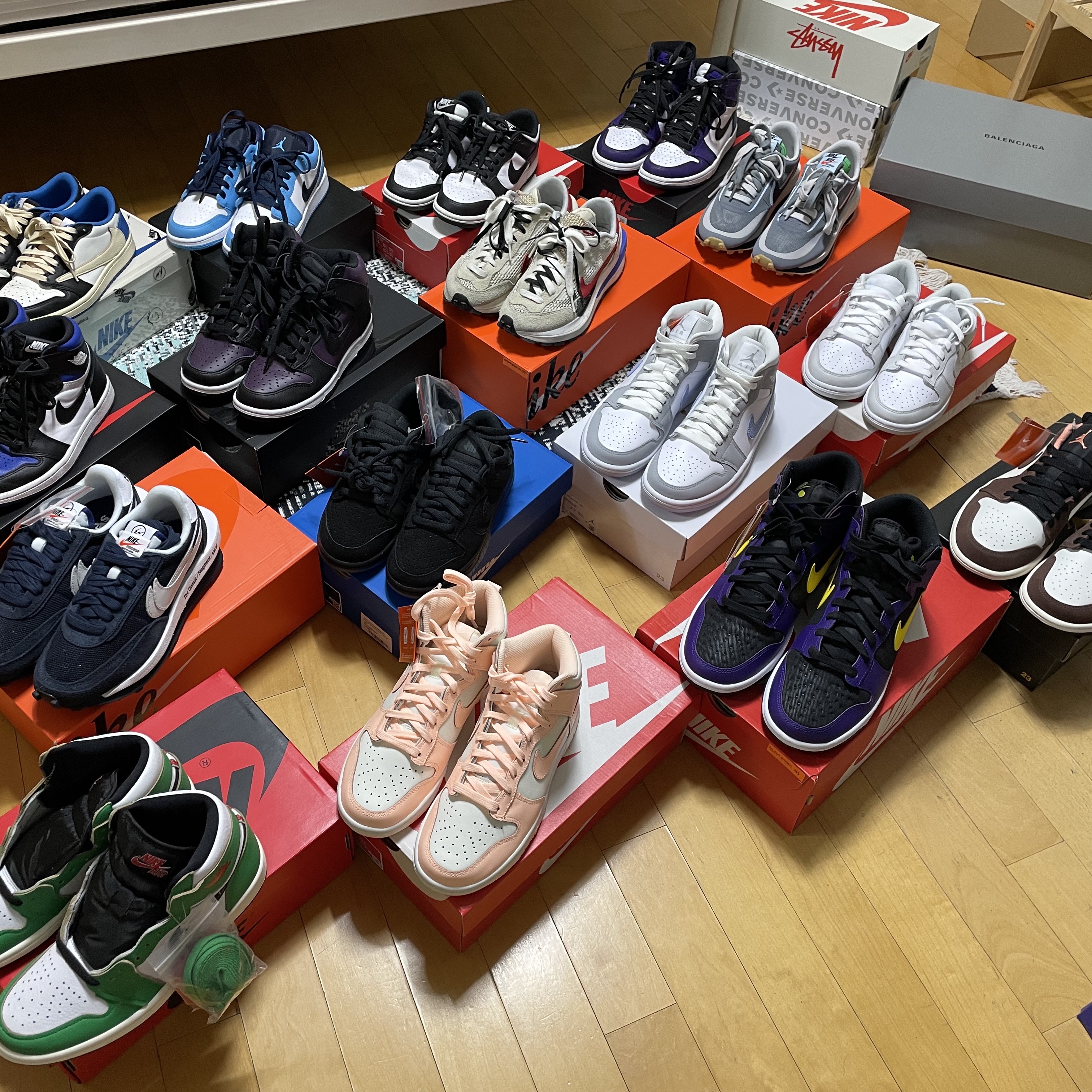 Jordan 1 x Travis Scott x Fragment Retro Low OG SP Military Blue, Nike x Sacai VaporWaffle Royal Fuchsia 착용 스타일