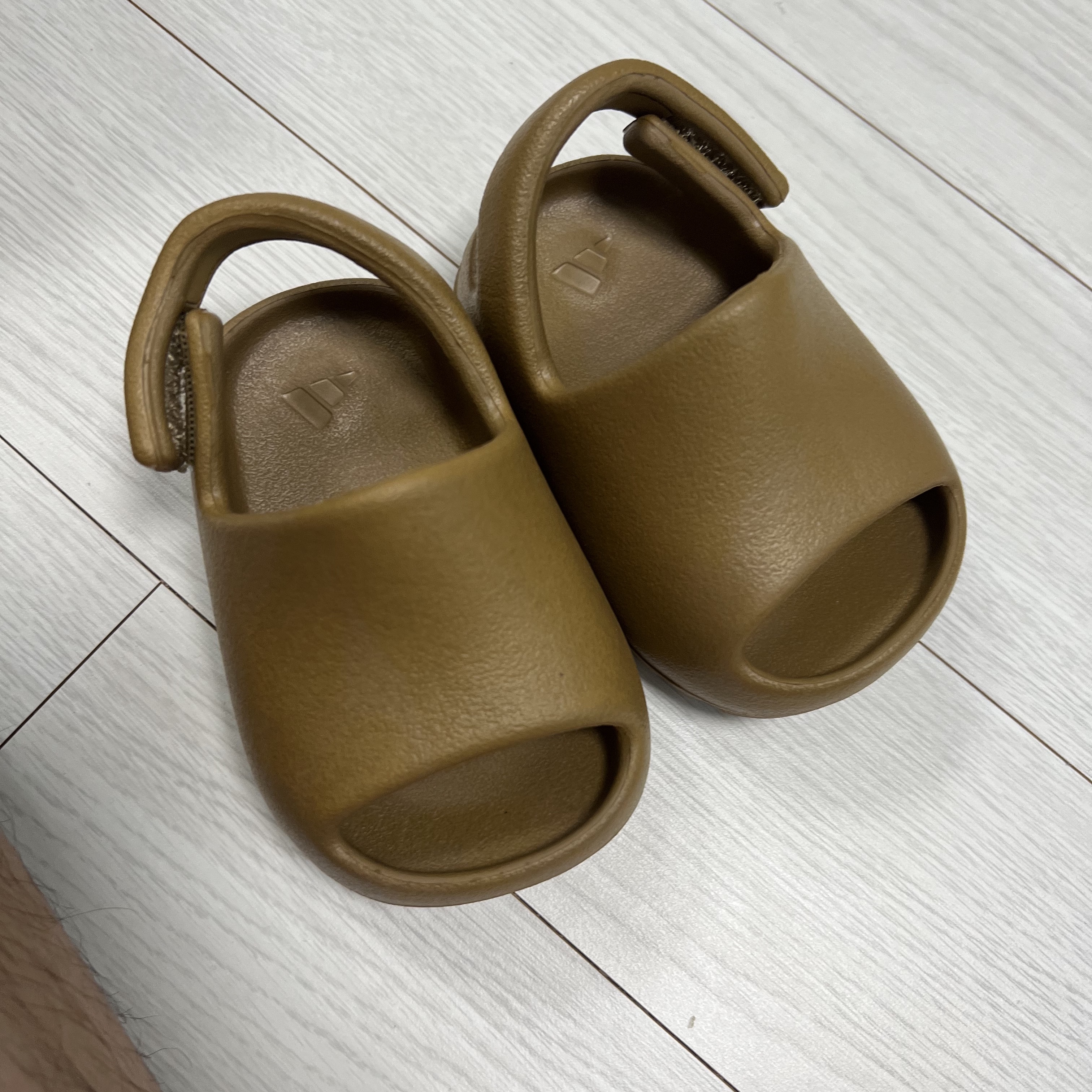 (Infant) Adidas Yeezy Slide Ochre 착용 스타일