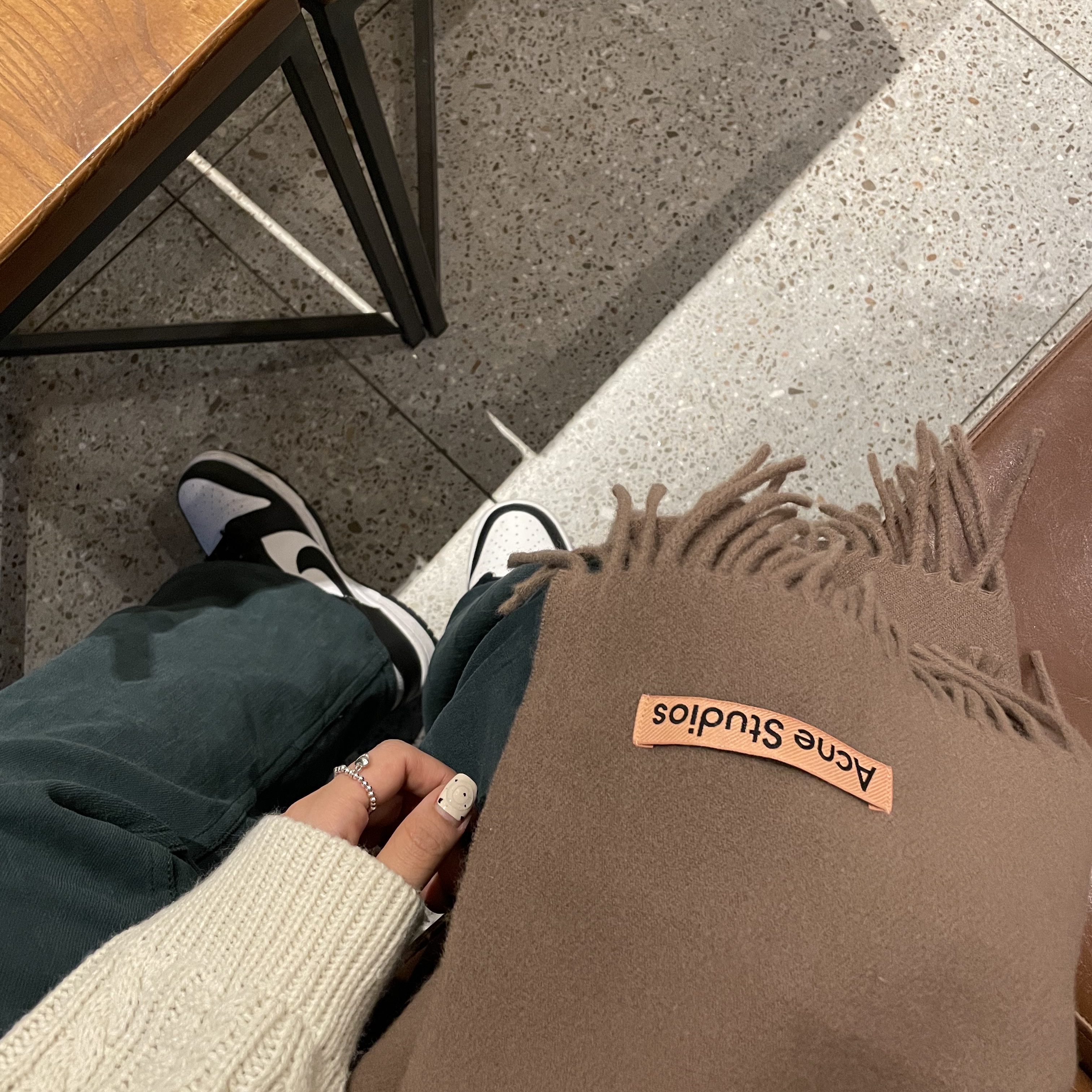 (W) Nike Dunk Low Black, Acne Studios Canada Narrow New Wool Muffler Caramel Brown 착용 스타일