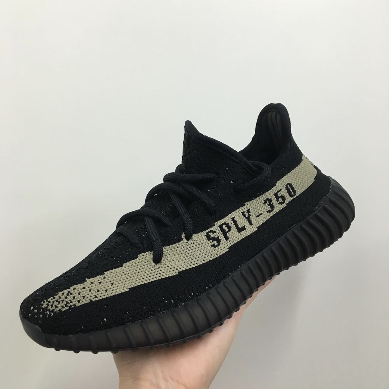 Adidas Yeezy Boost 350 V2 Core Black Green 착용 스타일