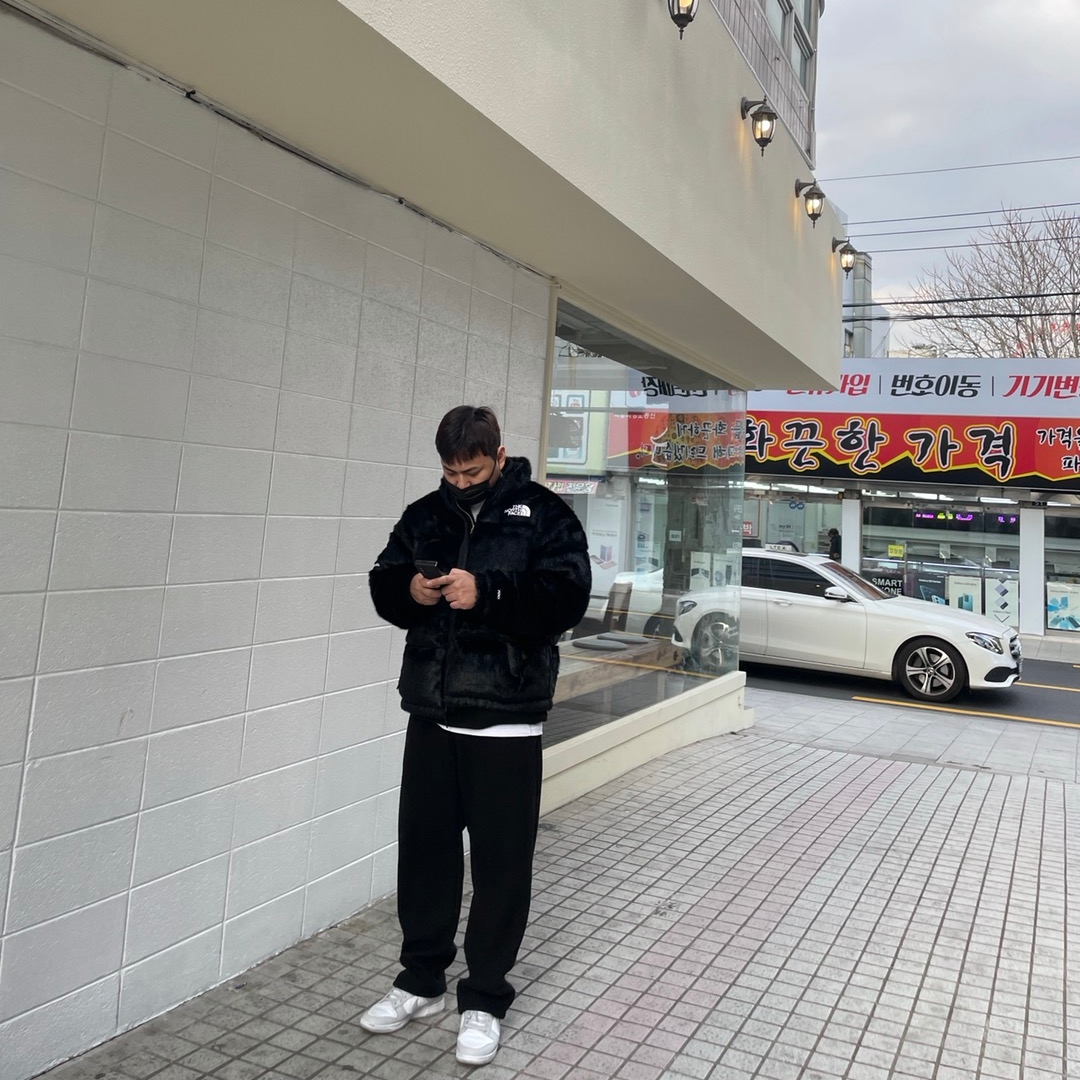 Supreme x The North Face Faux Fur Nuptse Jacket Black - 20FW, Nike Dunk Low Retro Grey Fog 착용 스타일
