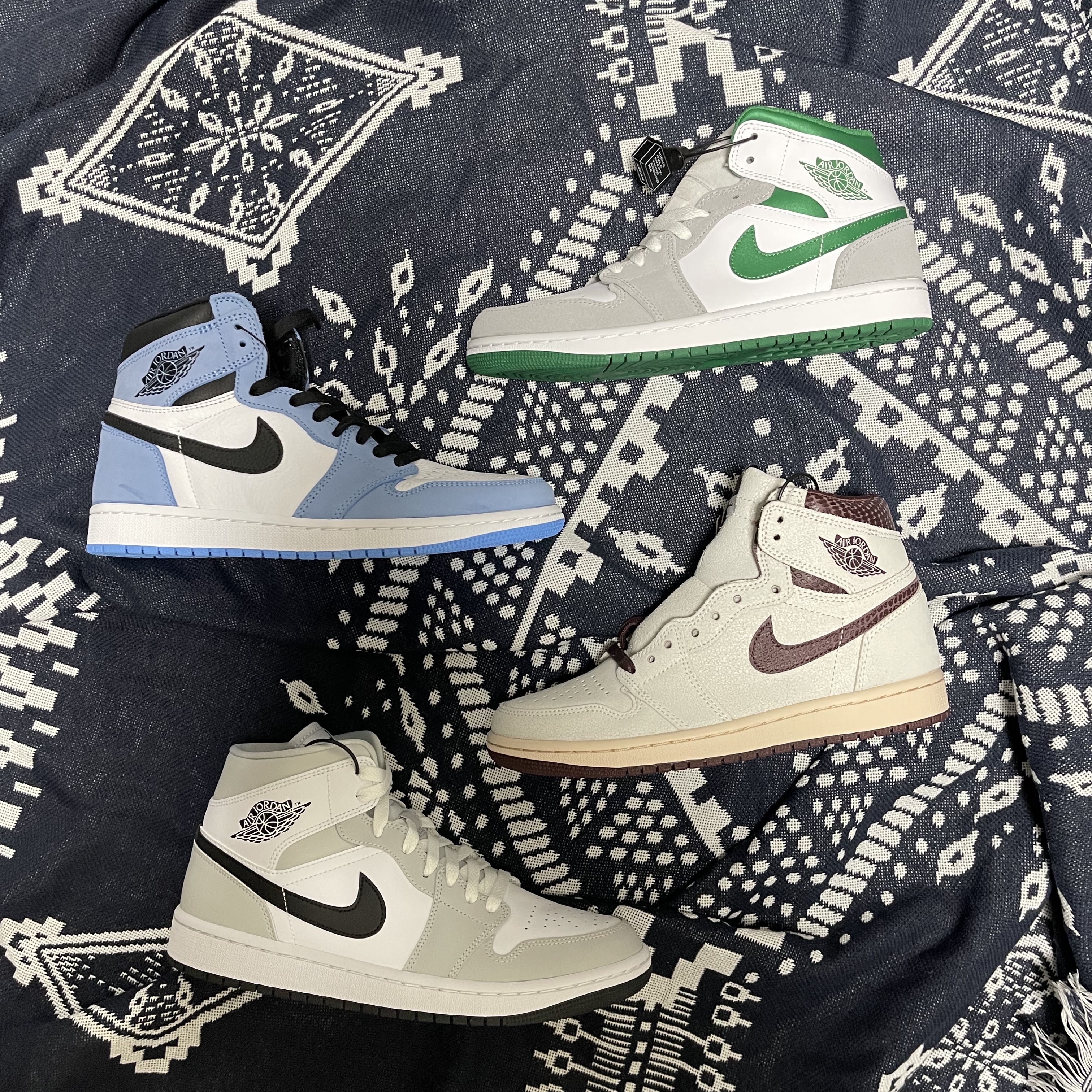 Jordan 1 x A Ma Maniere Retro High OG SP Sail and Burgundy, Jordan 1 Retro High OG University Blue 착용 스타일