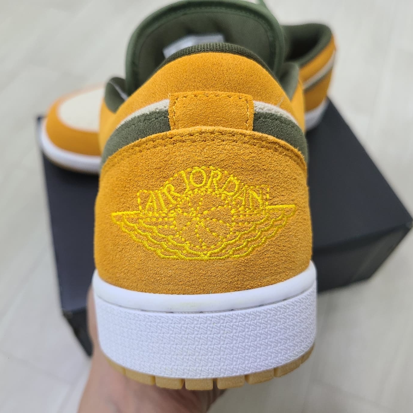 Jordan 1 Low SE Light Curry 착용 스타일 - 3