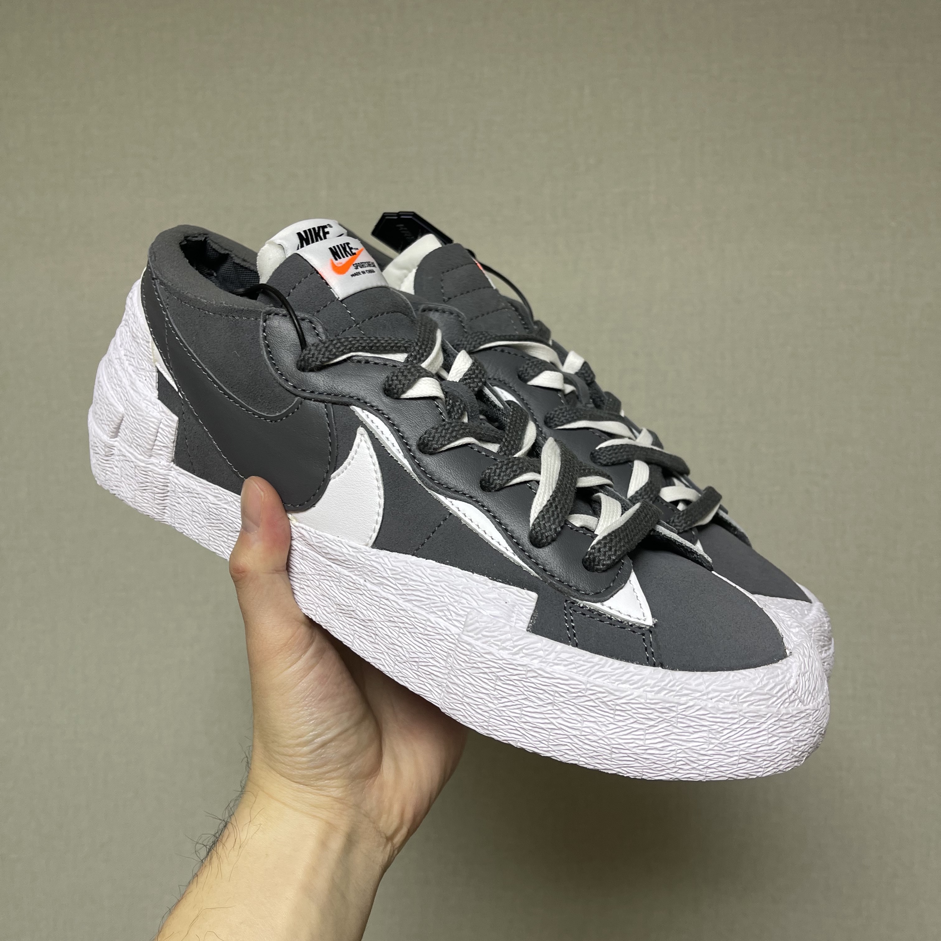 Nike x Sacai Blazer Low Iron Grey 착용 스타일 - 3