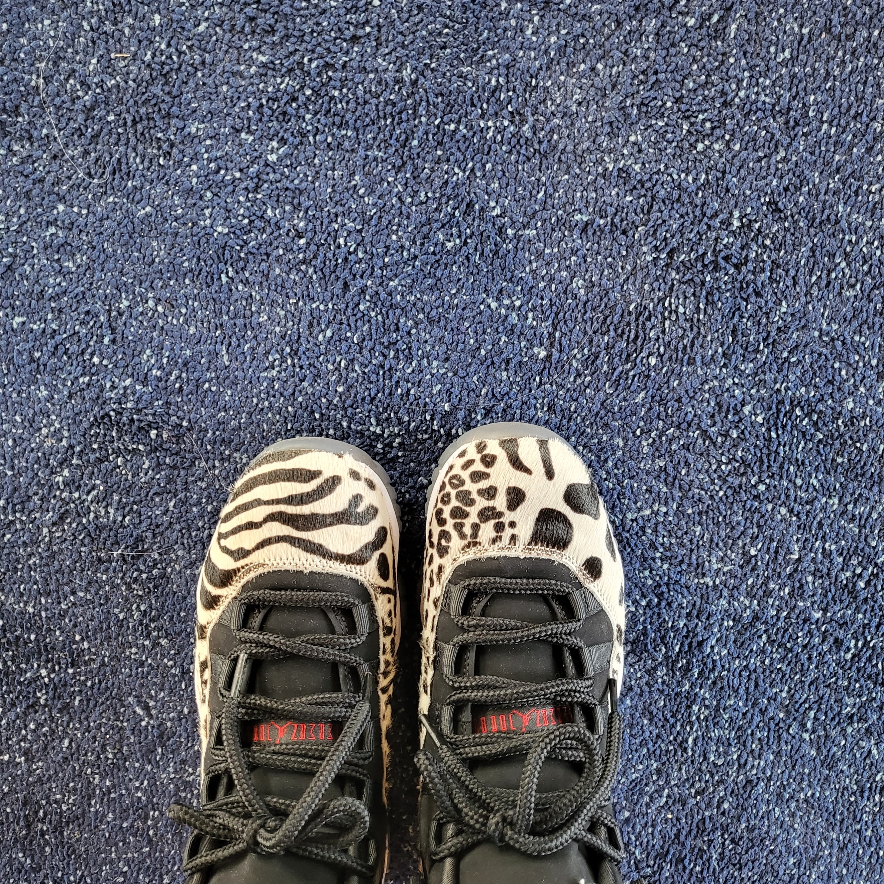 (W) Jordan 11 Retro Animal Instinct Black White 착용 스타일 - 1