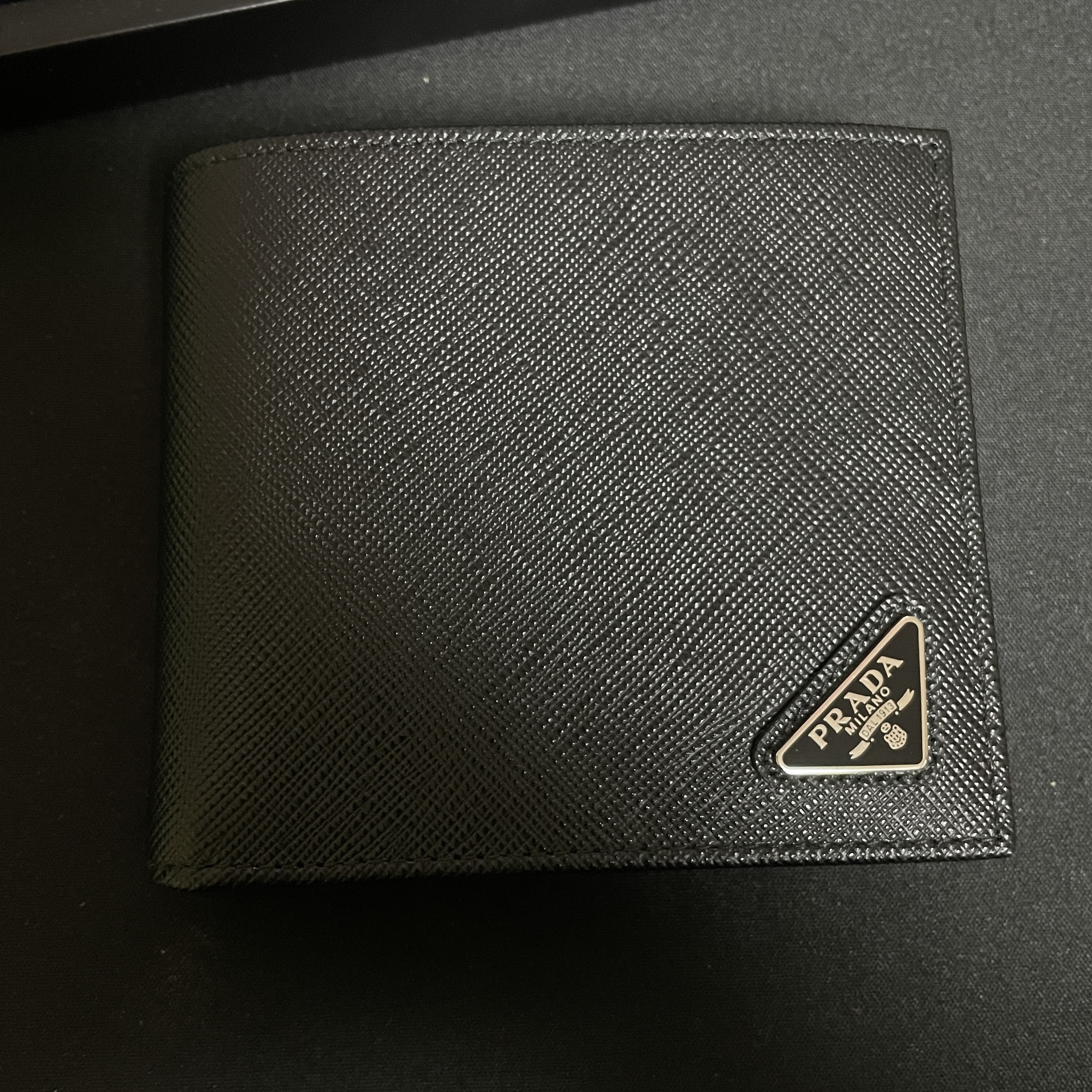 Prada Saffiano Leather Wallet Black 착용 스타일
