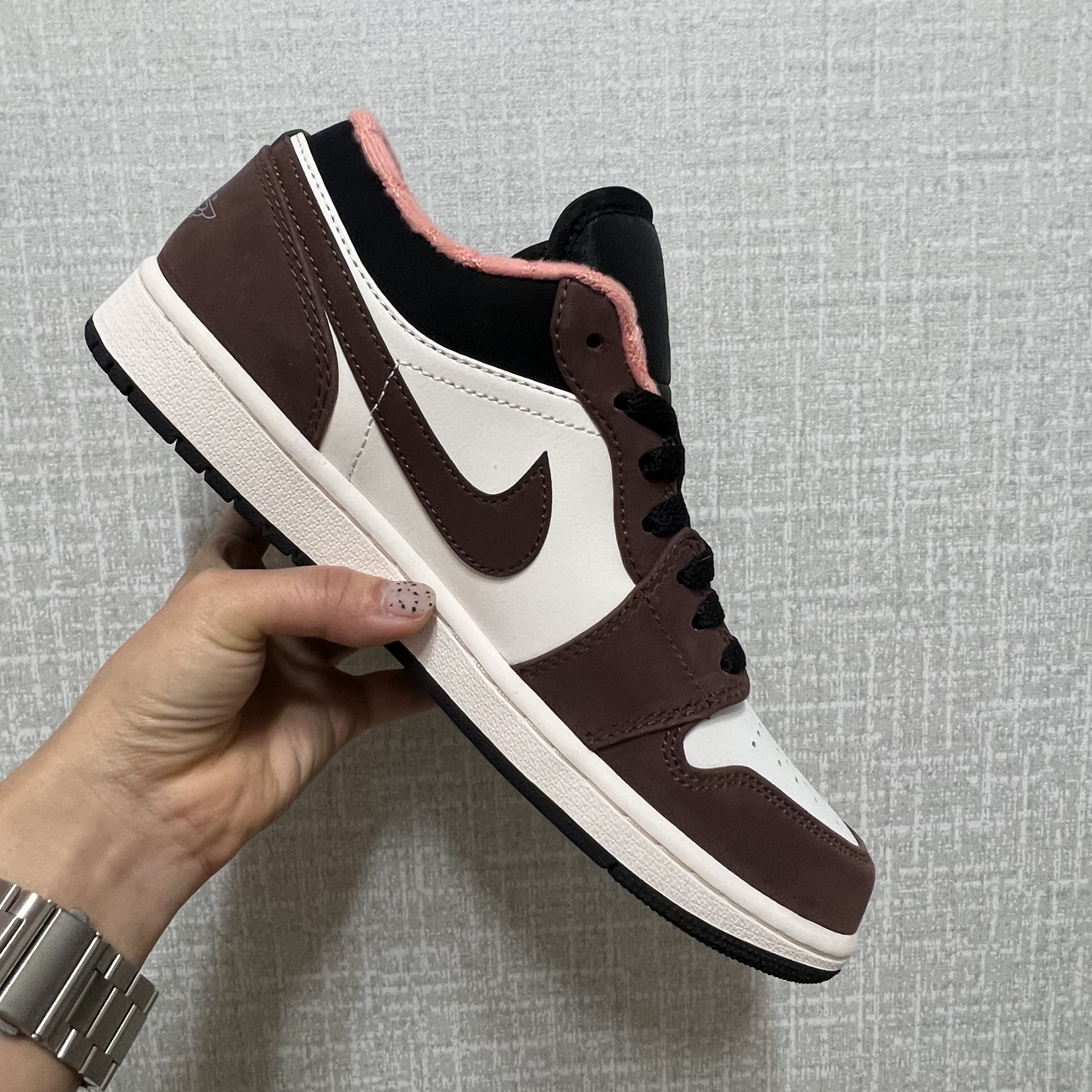 Jordan 1 Low SE Chocolate Bliss 착용 스타일 - 2