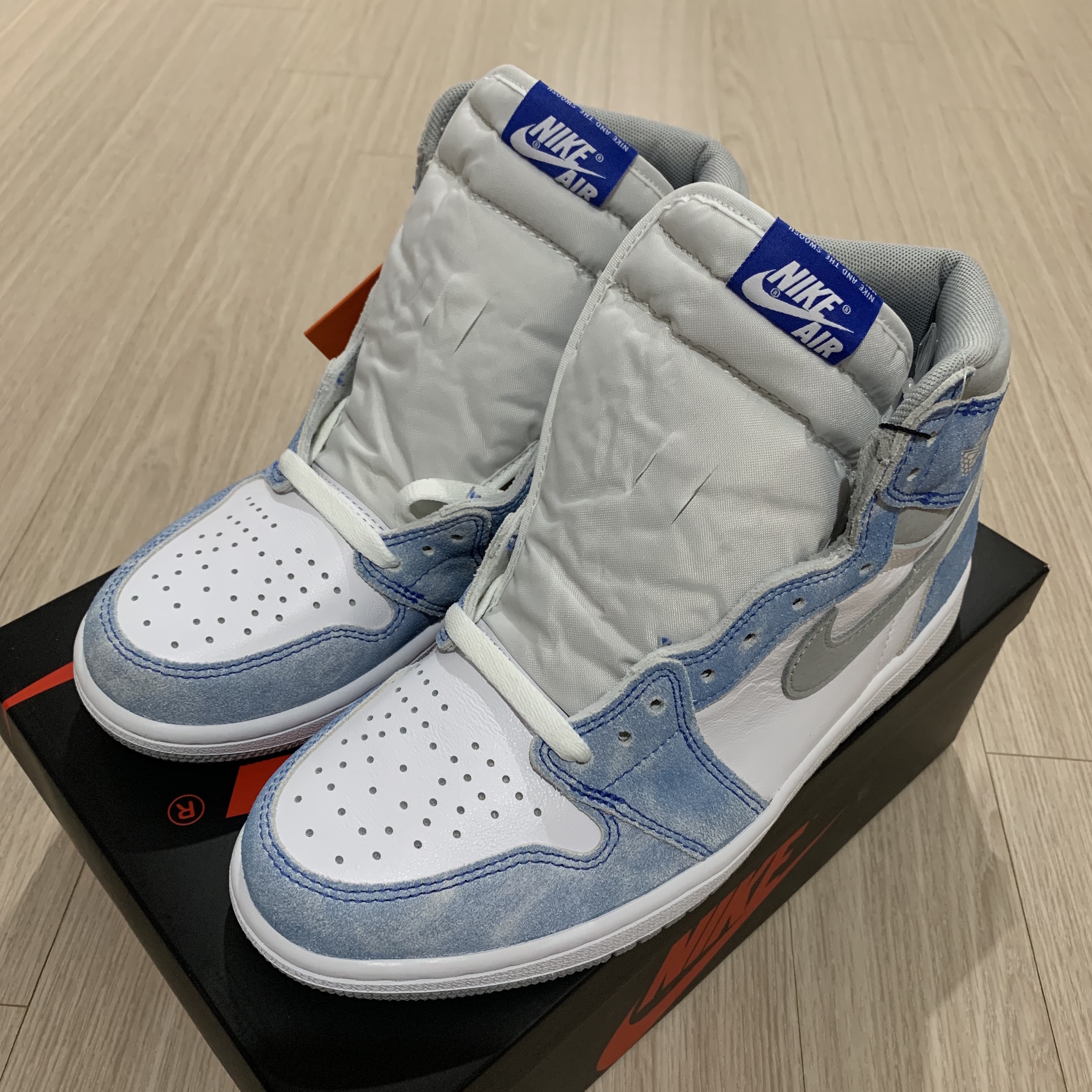 Jordan 1 Retro High OG Hyper Royal 착용 스타일 - 1