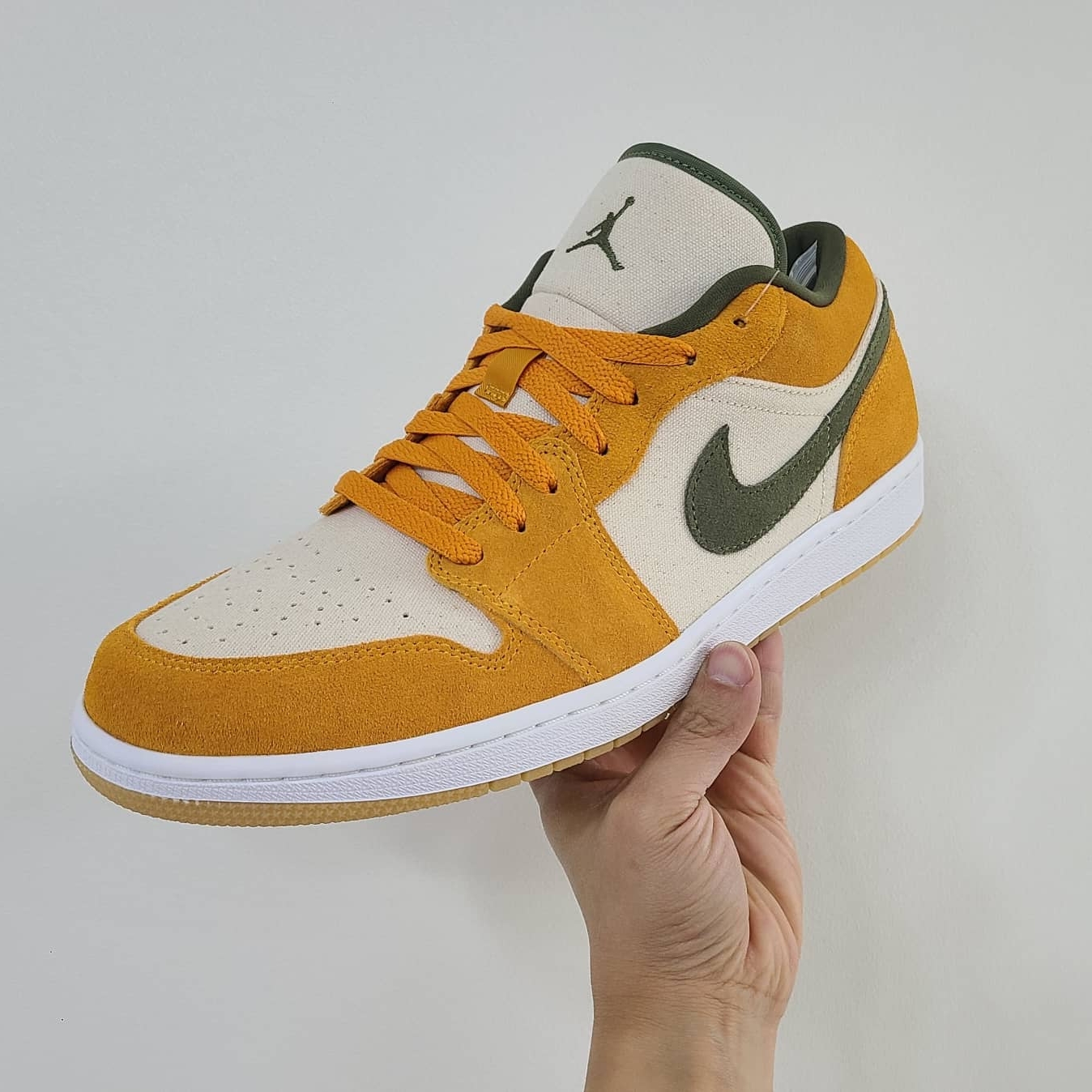 Jordan 1 Low SE Light Curry 착용 스타일 - 1