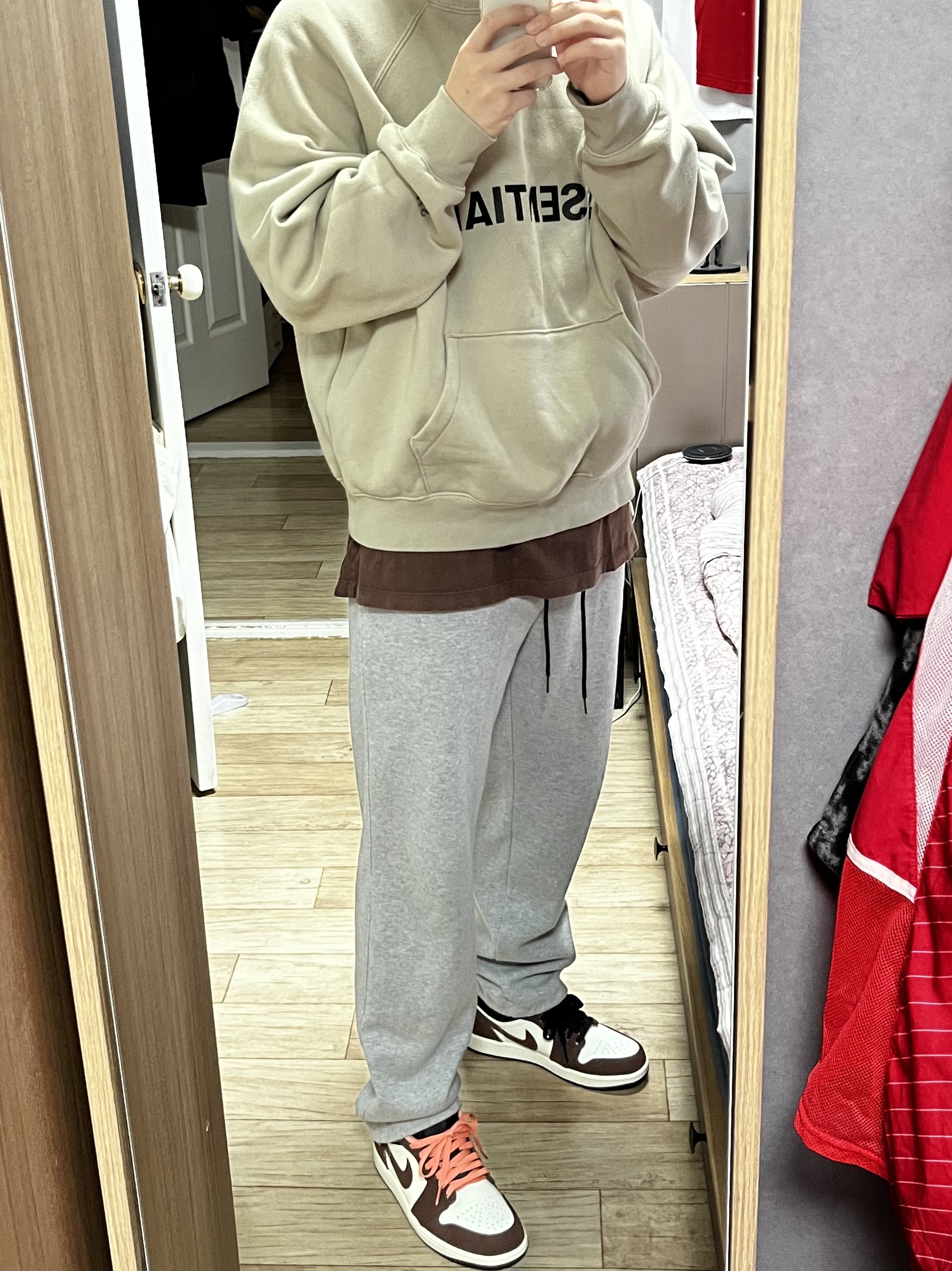 Jordan 1 Low SE Chocolate Bliss, Essentials 3D Silicon Applique Pullover Hoodie Olive/Khaki - 20FW 착용 스타일 - 1
