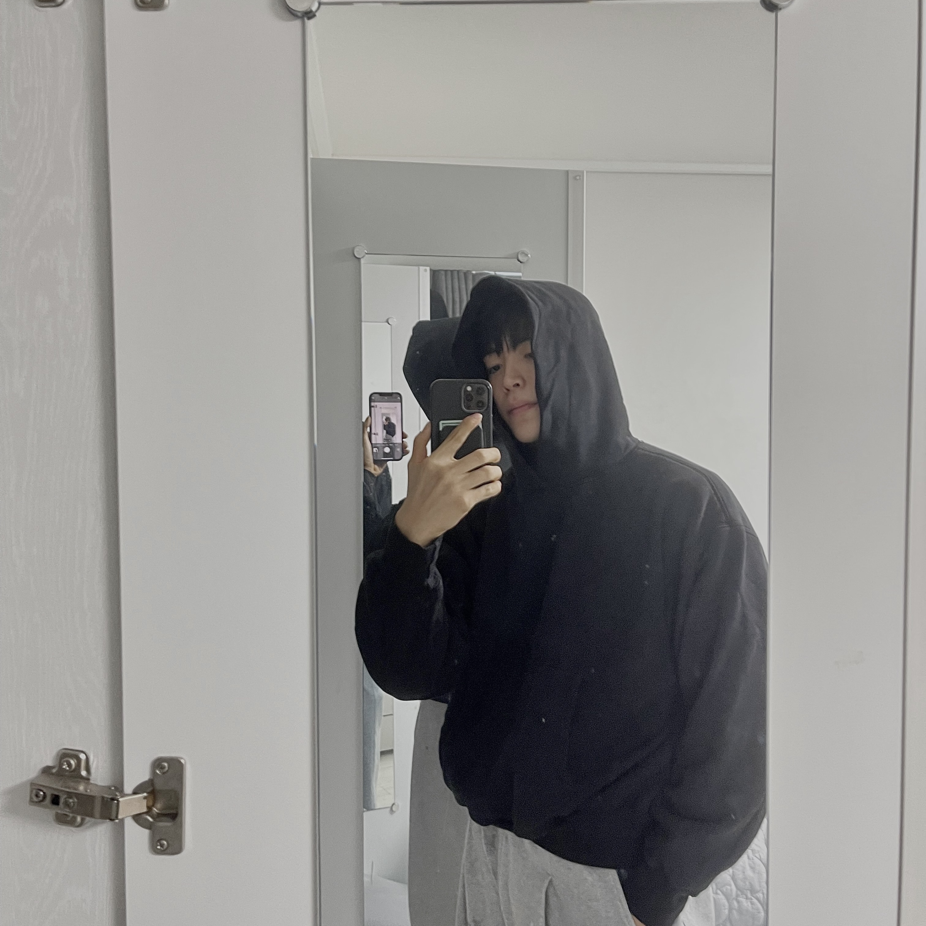 Yeezy Gap Hoodie Black 착용 스타일