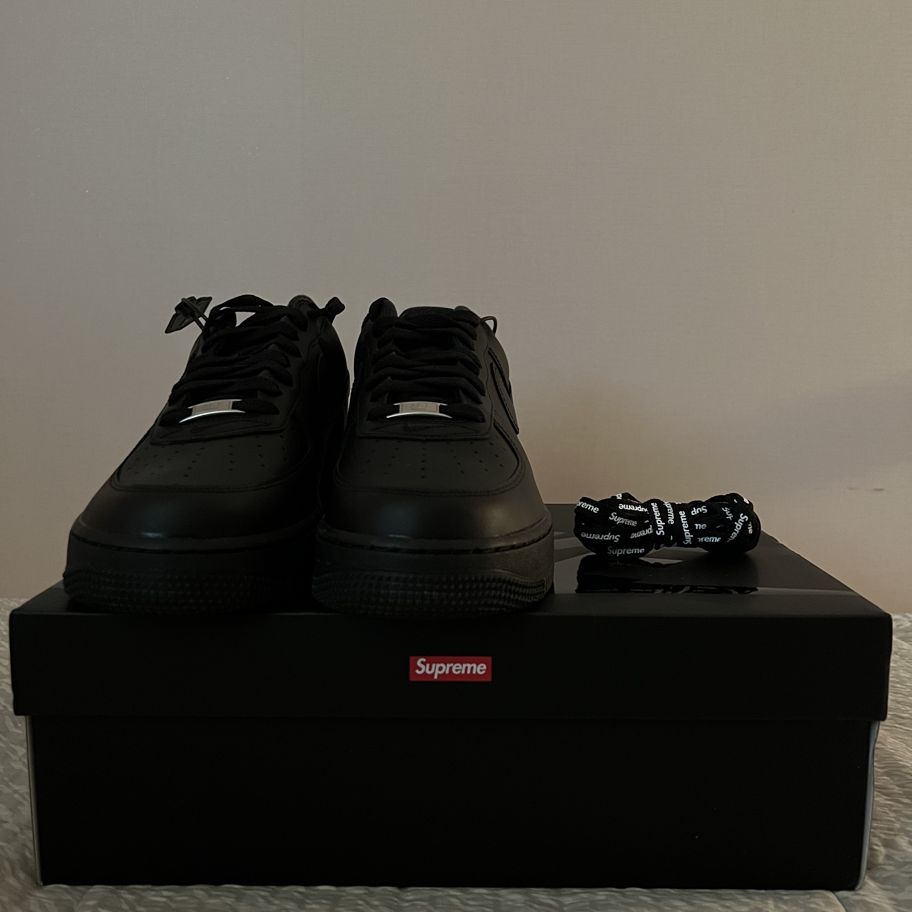 Nike x Supreme Air Force 1 Low Black 착용 스타일 - 2