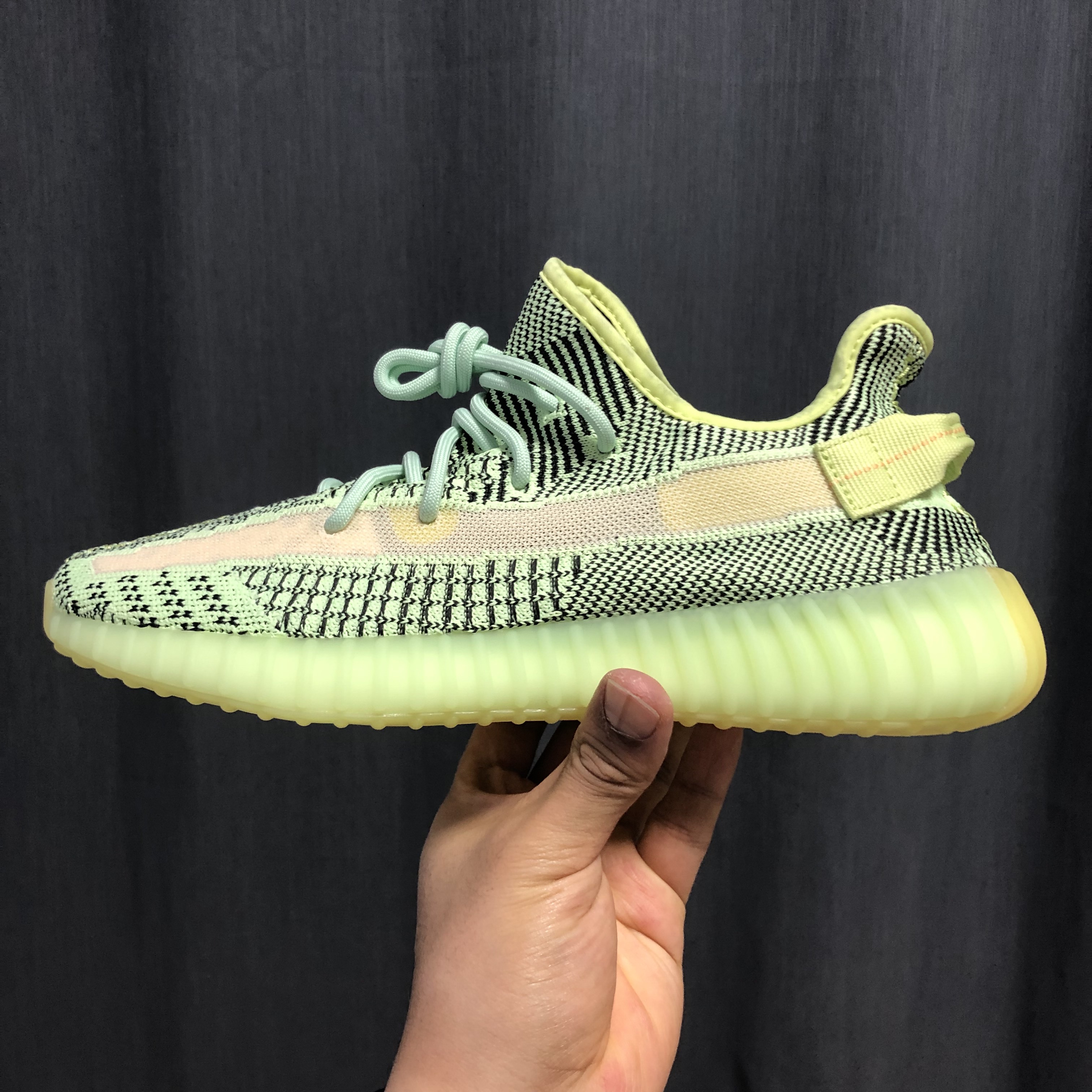 Adidas Yeezy Boost 350 V2 Yeezreel - Non-Reflective 착용 스타일 - 3