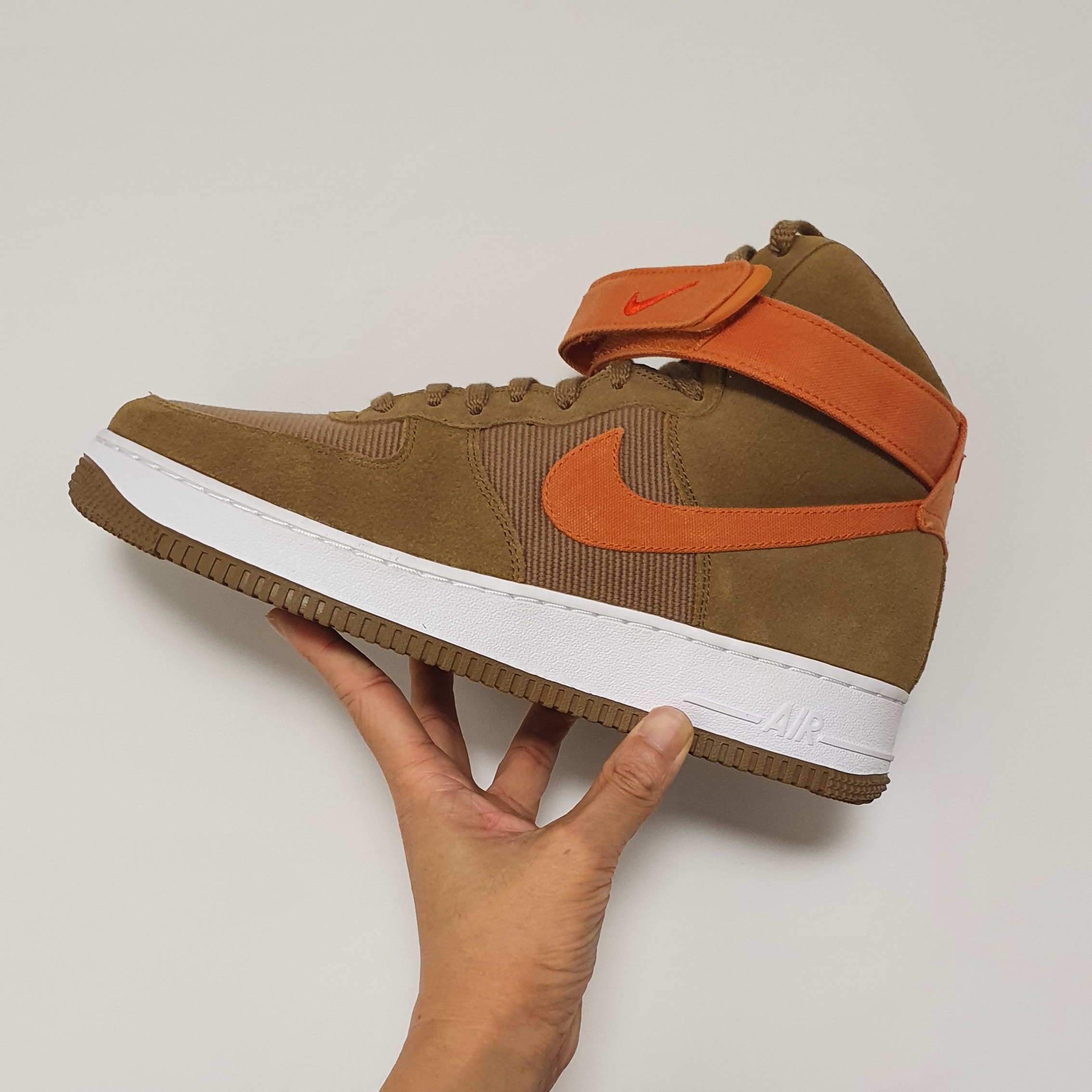 Nike Air Force 1 High '07 LX Dark Driftwood Hot Curry 착용 스타일 - 1