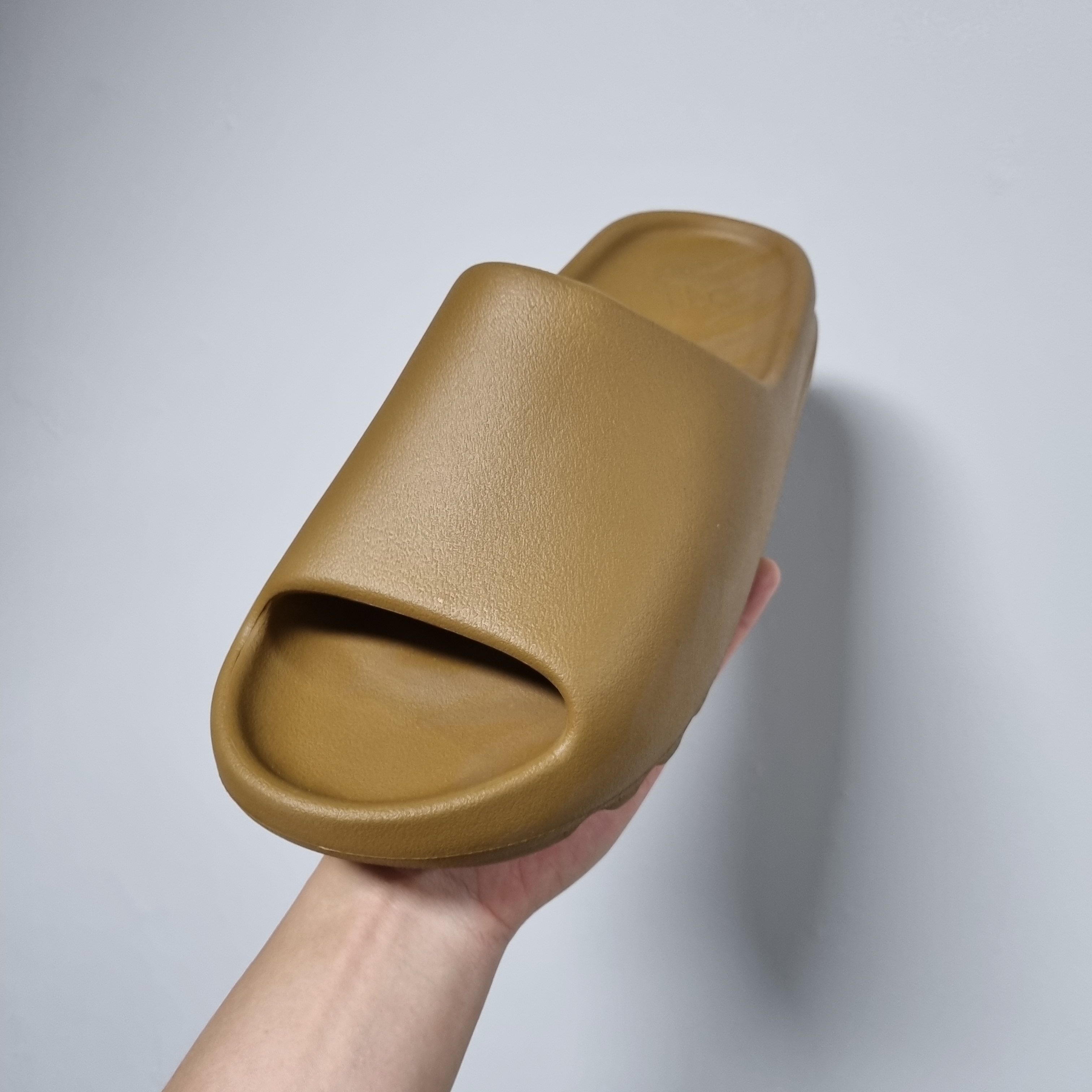 Adidas Yeezy Slide Ochre 착용 스타일 - 1