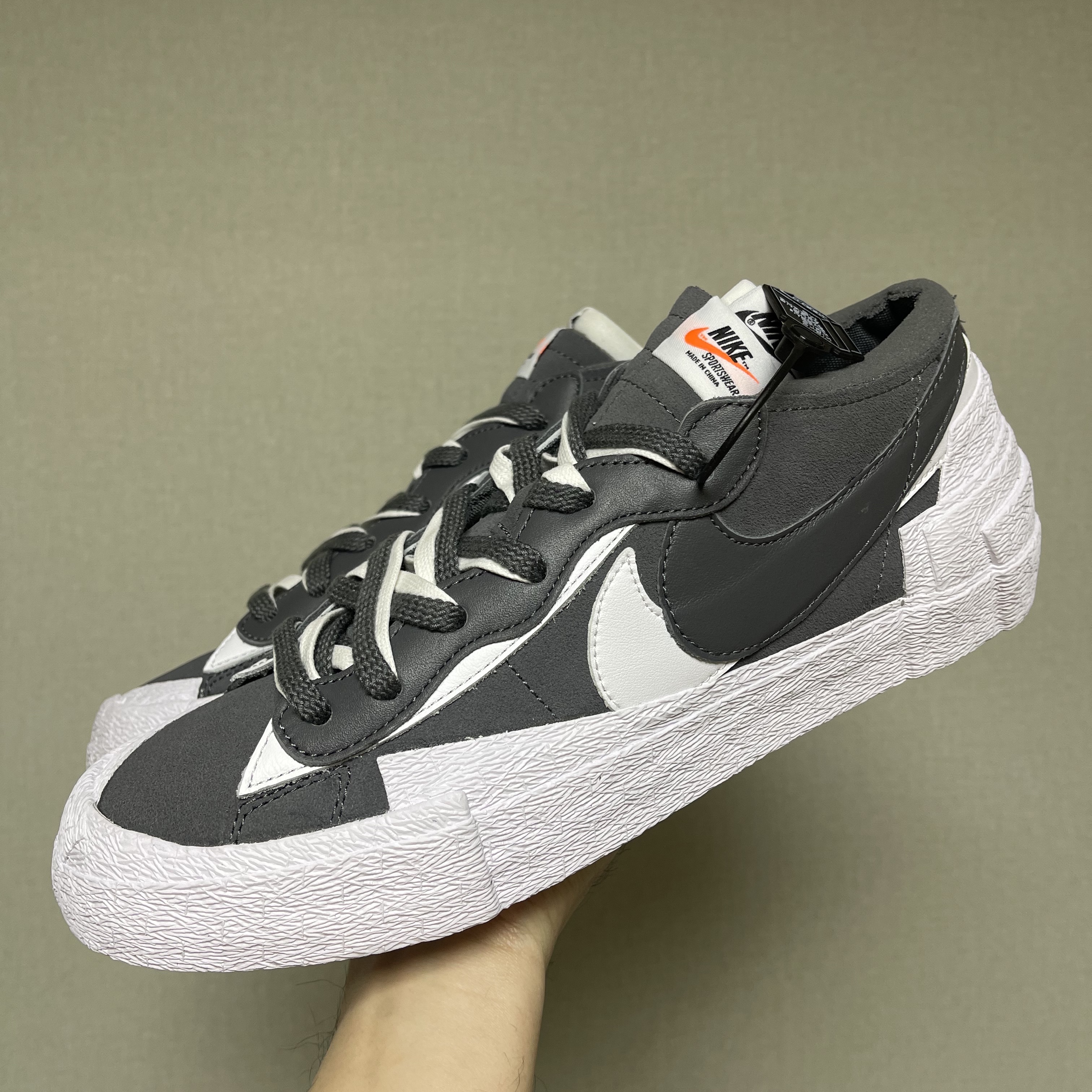 Nike x Sacai Blazer Low Iron Grey 착용 스타일 - 4
