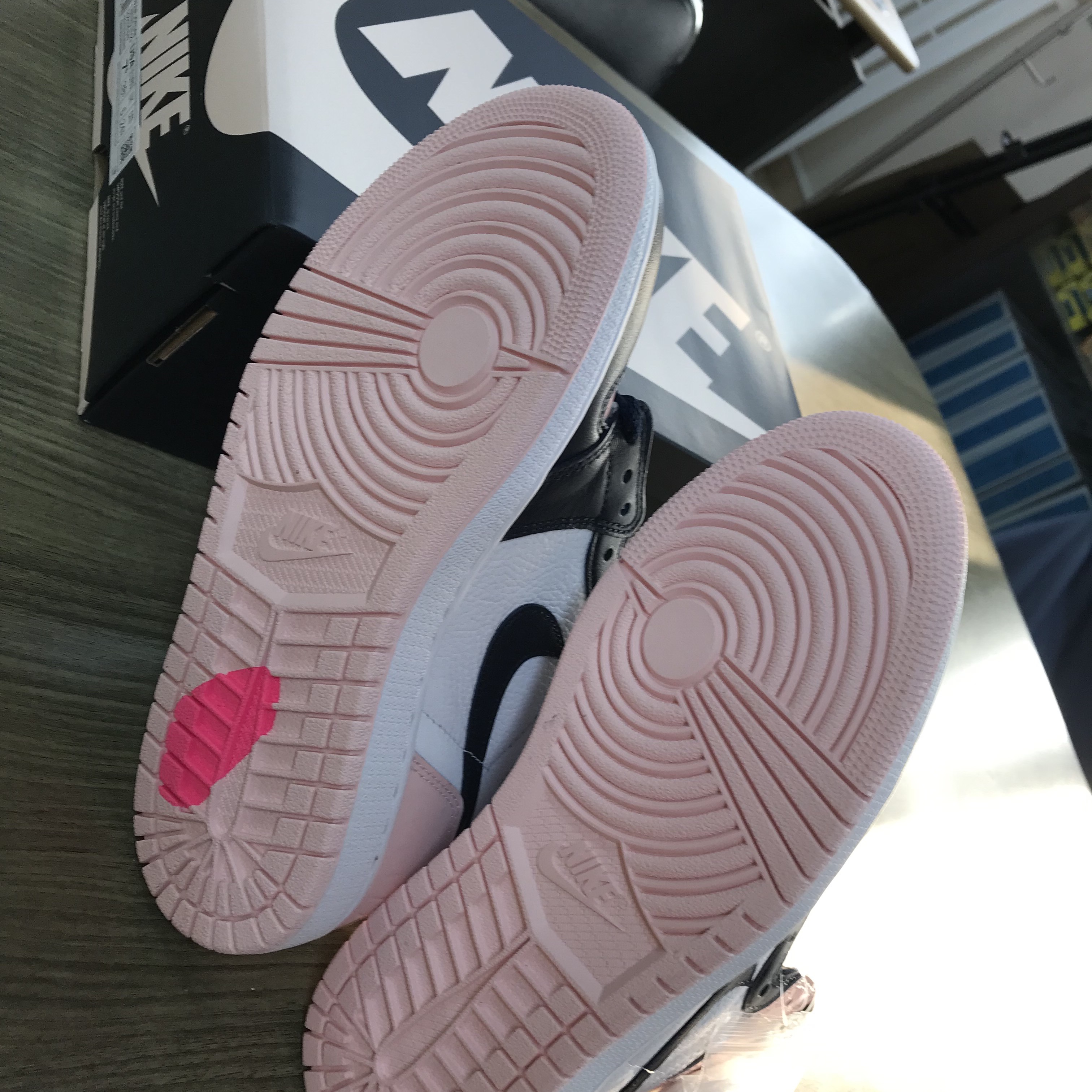 (W) Jordan 1 Retro High OG Atmosphere 착용 스타일 - 2