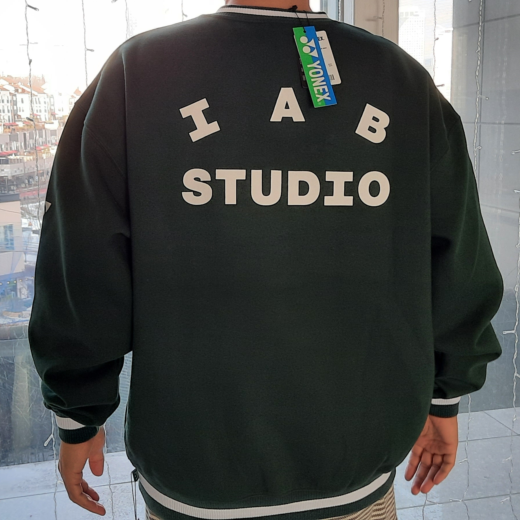 IAB Studio x Yonex Sweatshirt Green 착용 스타일 - 1