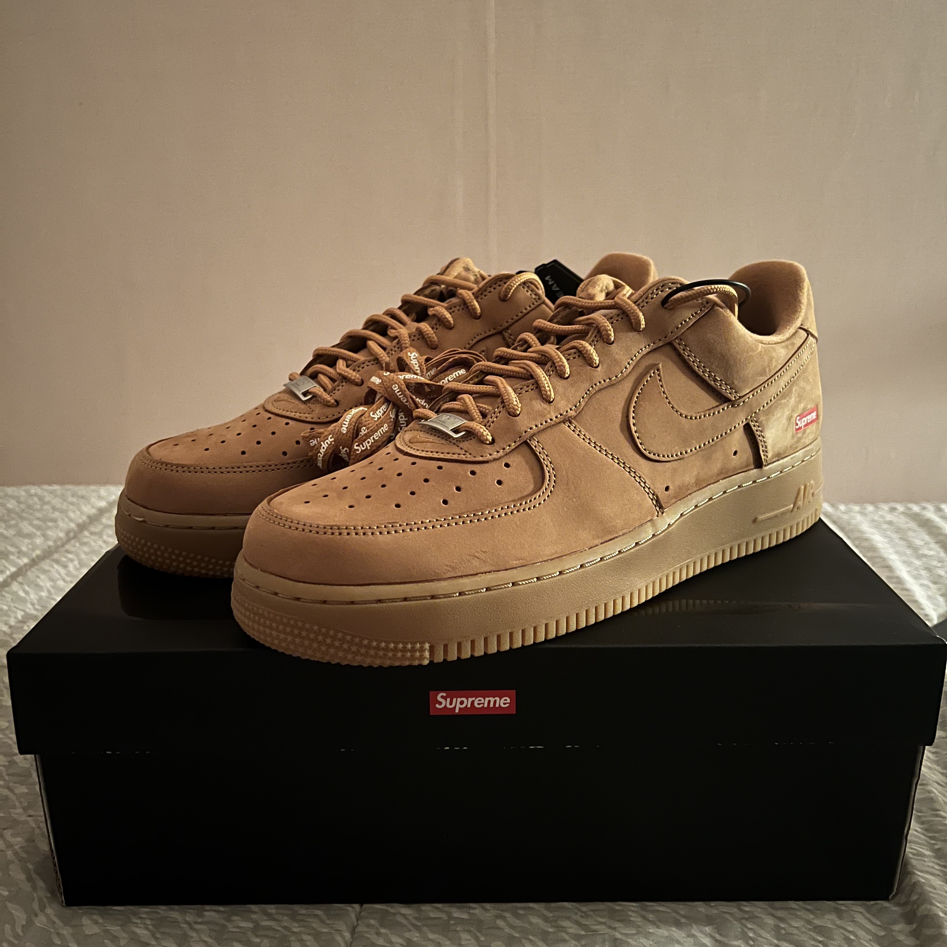 Nike x Supreme Air Force 1 Low Flax 착용 스타일 - 1