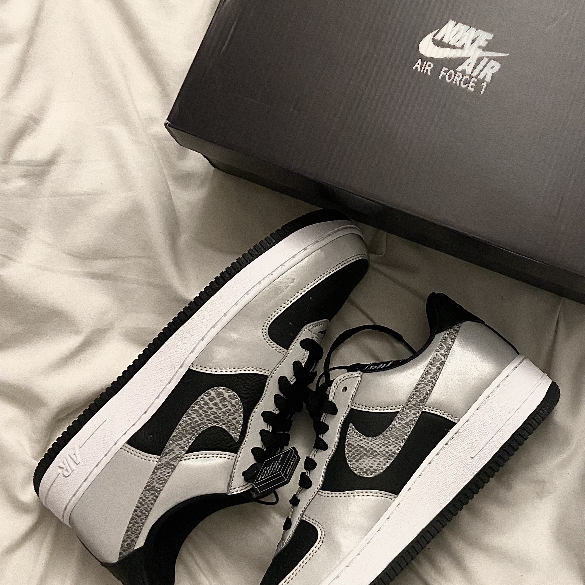 Nike Air Force 1 B Silver Snake 착용 스타일
