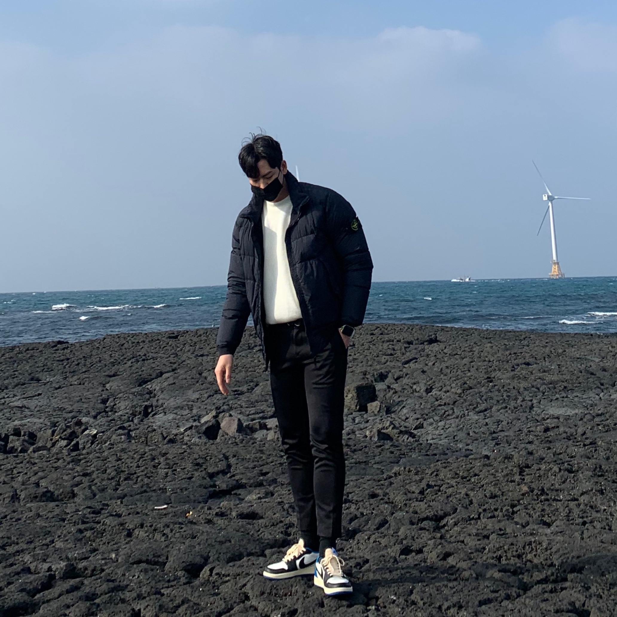 Stone Island 40223 Garment Dyed Crinkle Reps Down Jacket Black - 21FW, Jordan 1 x Travis Scott x Fragment Retro Low OG SP Military Blue 착용 스타일