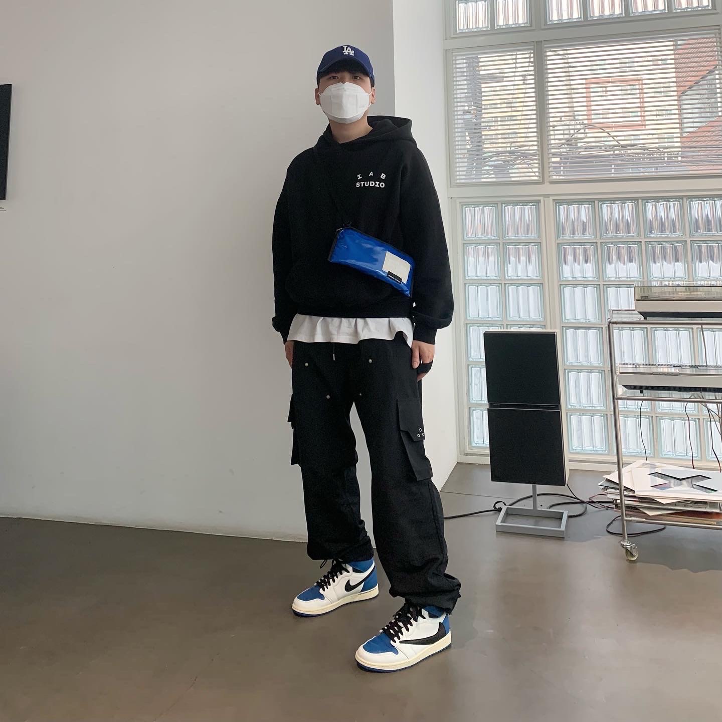 Jordan 1 x Travis Scott x Fragment Retro High OG SP Military Blue, IAB Studio Hoodie Black White 착용 스타일