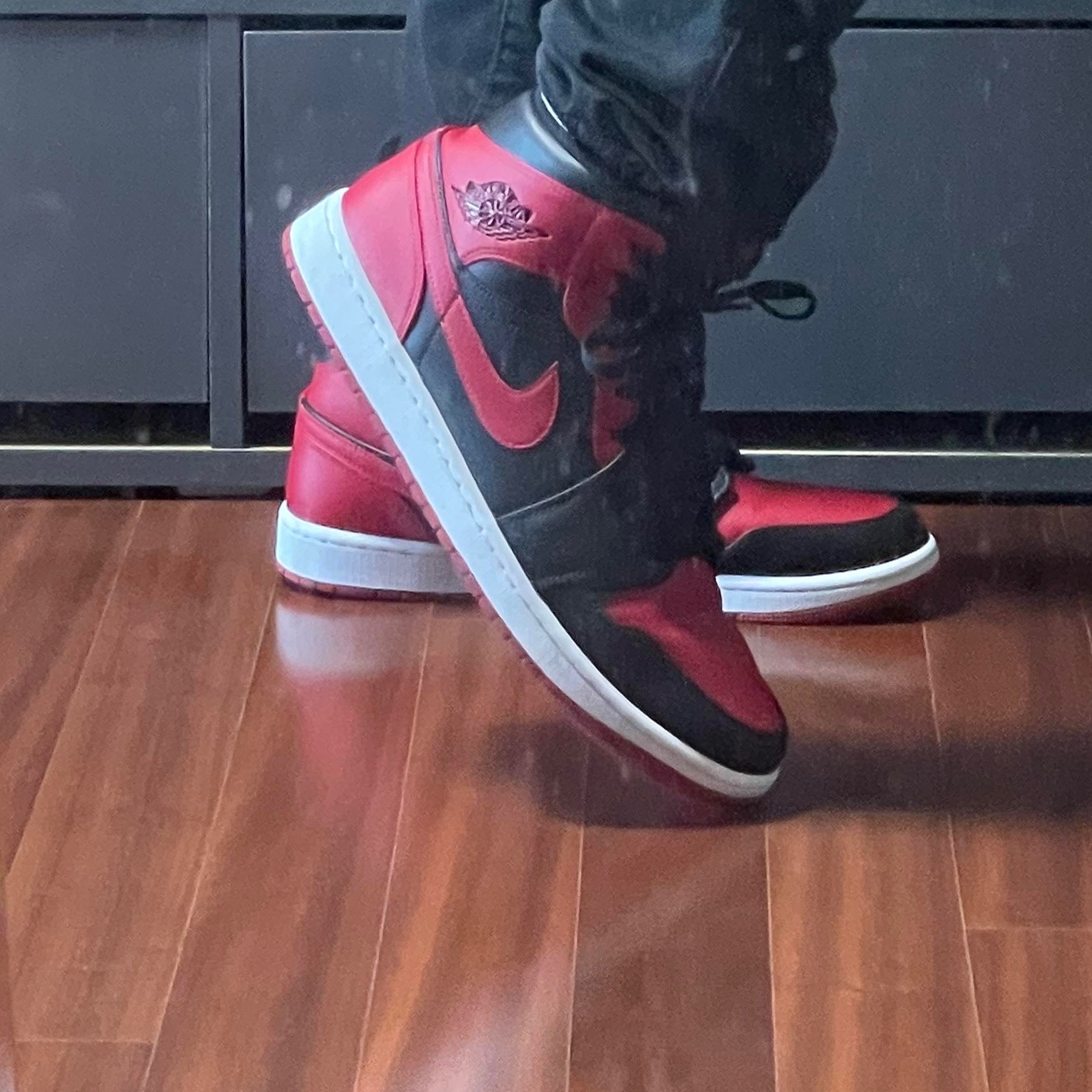 Stone Island 313L1 Old Dye Treatment Cargo Pants Black - 21FW, Jordan 1 Mid Bred Banned 2020 착용 스타일 - 3