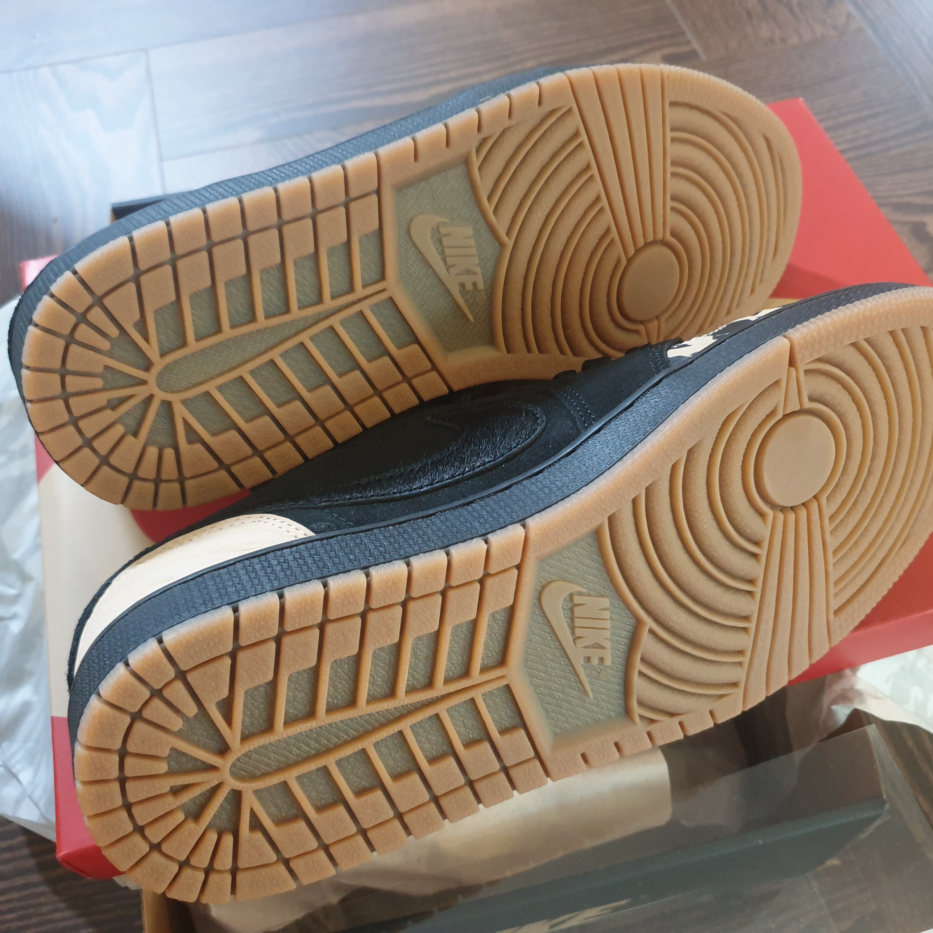 Jordan 1 x SoleFly Retro Low OG SP Black and Sport Red 착용 스타일 - 5