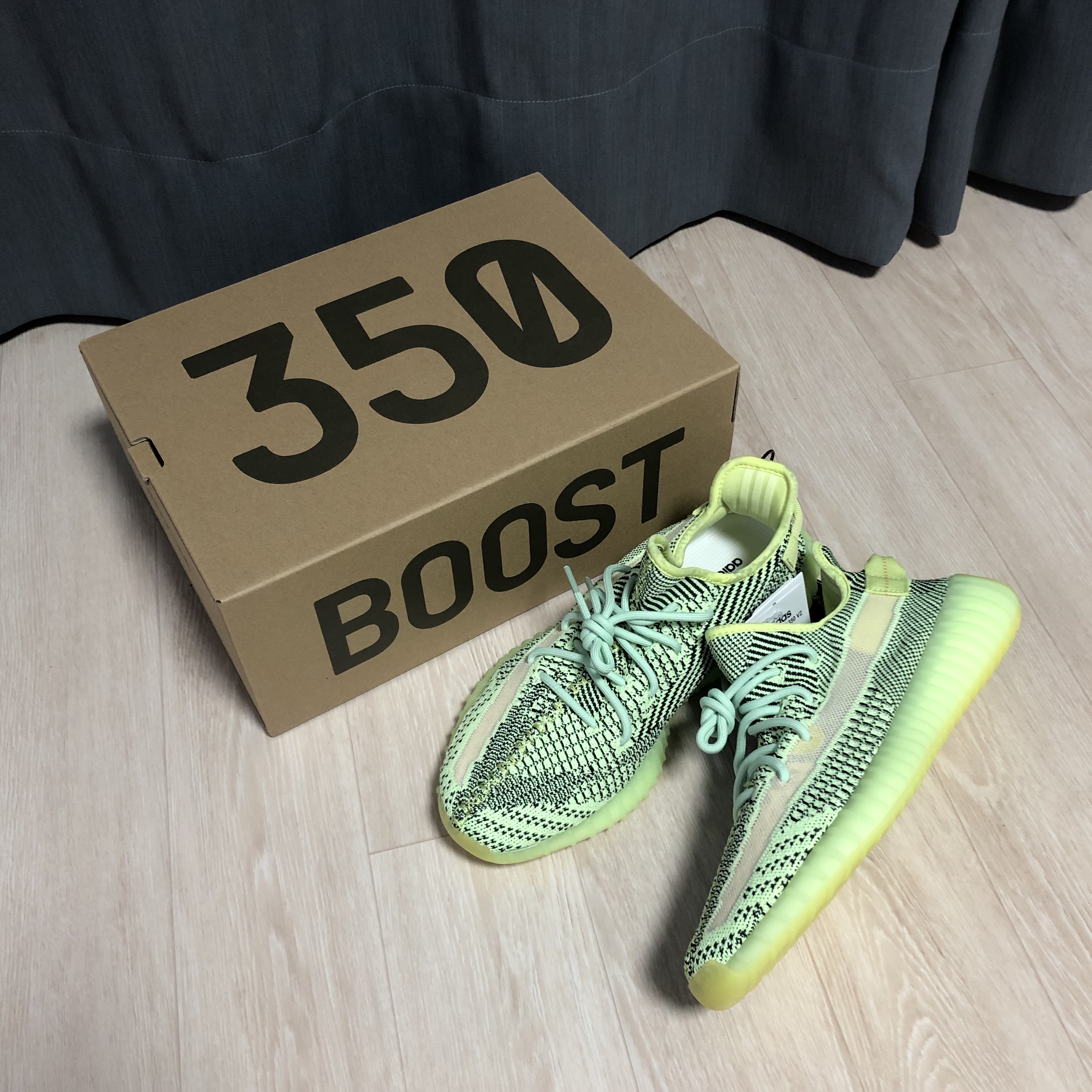 Adidas Yeezy Boost 350 V2 Yeezreel - Non-Reflective 착용 스타일 - 2