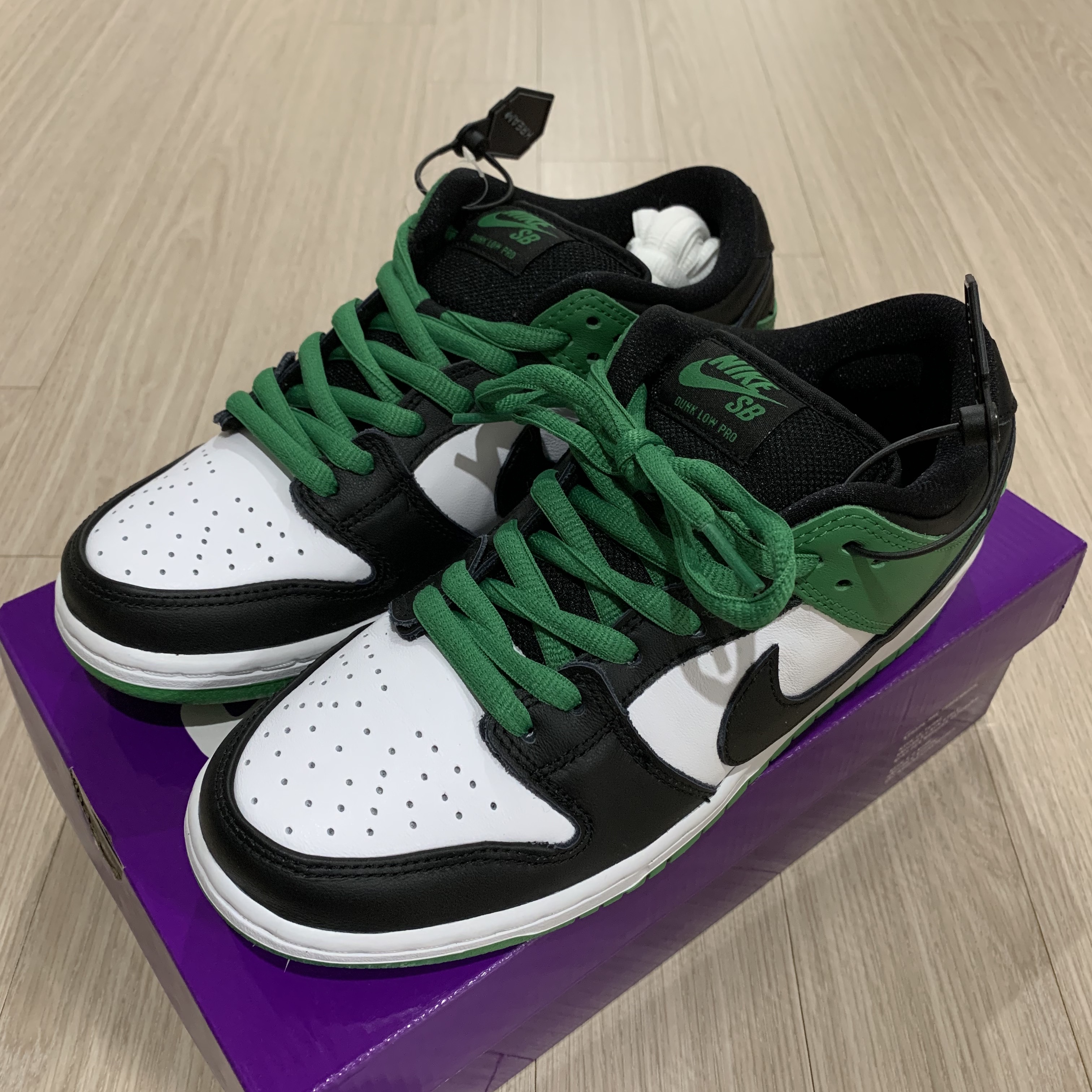 Nike SB Dunk Low Pro Black and Classic Green 착용 스타일 - 1