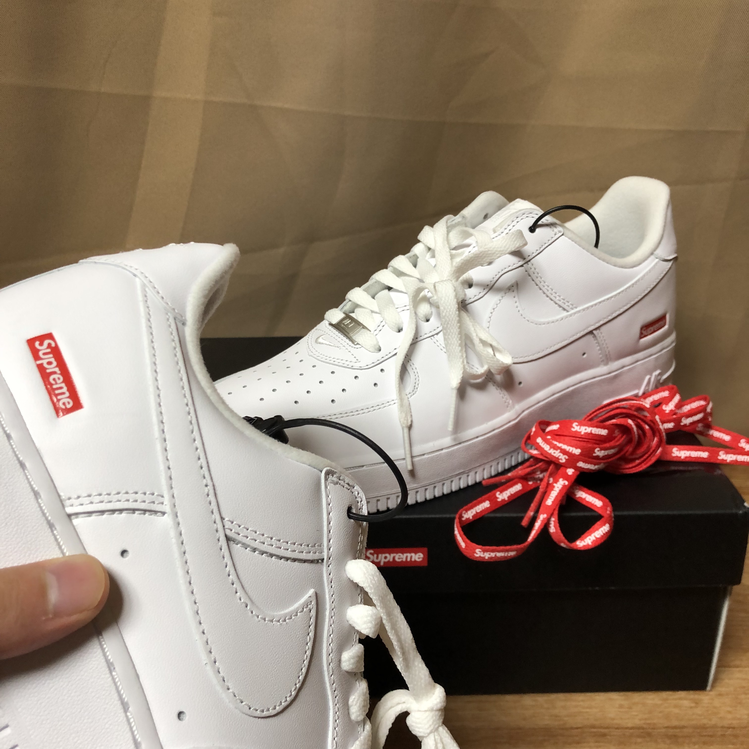 Nike x Supreme Air Force 1 Low White 착용 스타일 - 2