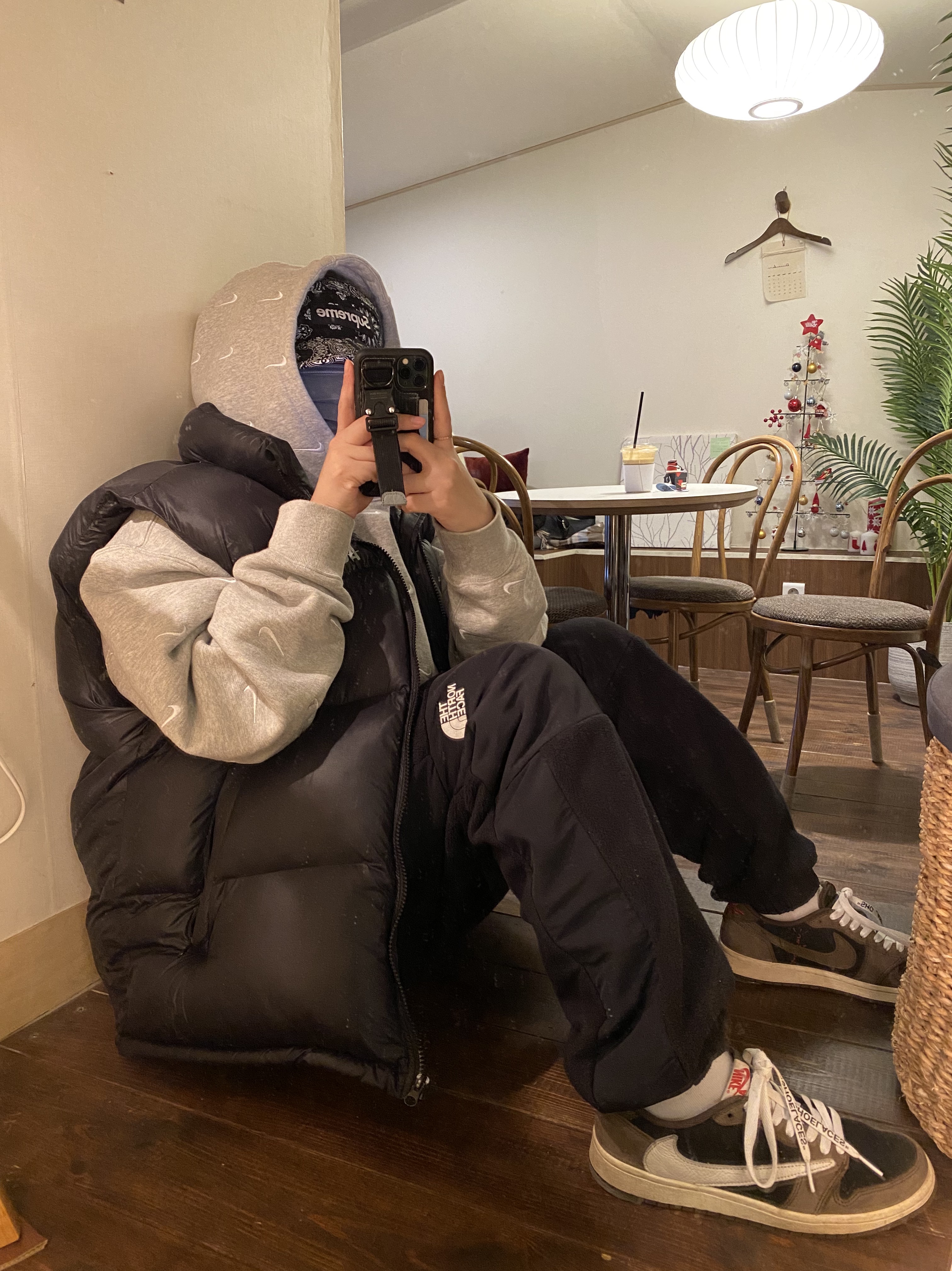 Jordan 1 x Travis Scott Retro Low OG SP Mocha, Supreme Bandana Camp Cap Black - 21SS 착용 스타일