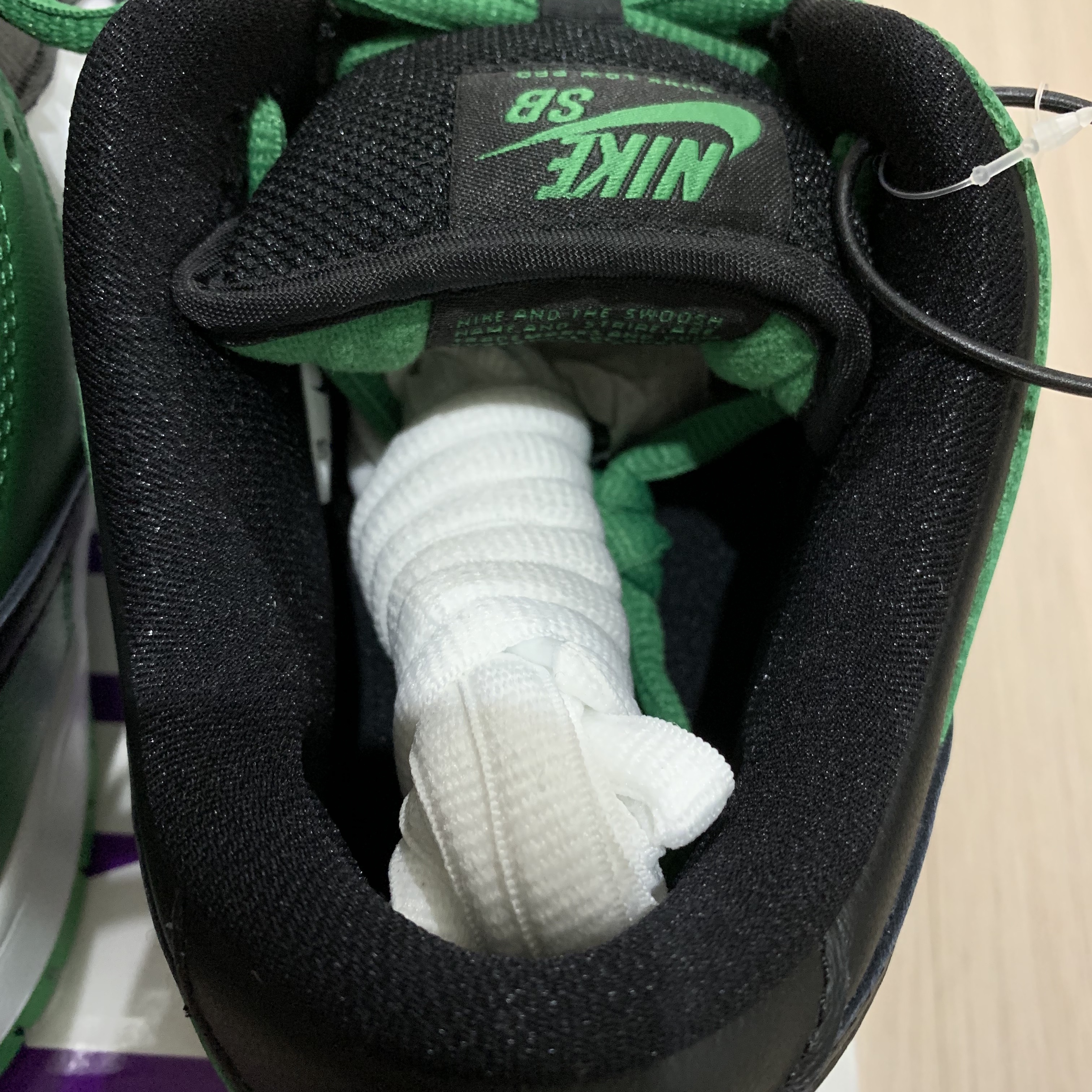 Nike SB Dunk Low Pro Black and Classic Green 착용 스타일 - 4