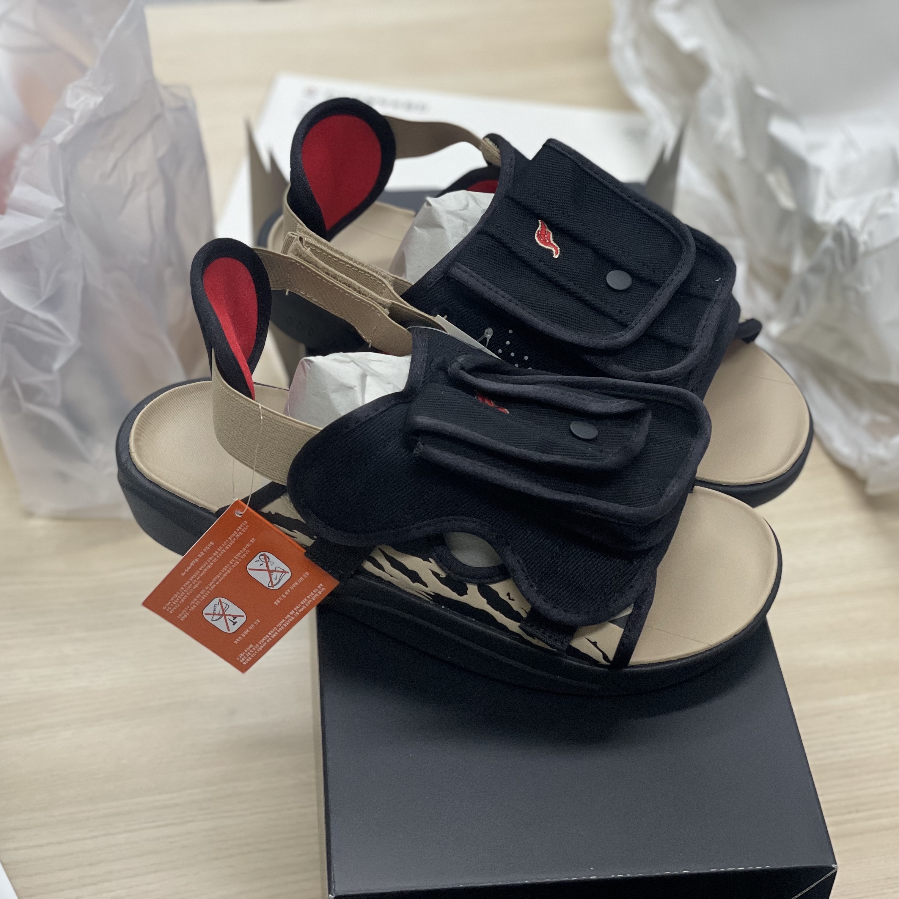 Jordan x SoleFly LS Slide SP Black and Sport Red 착용 스타일 - 2