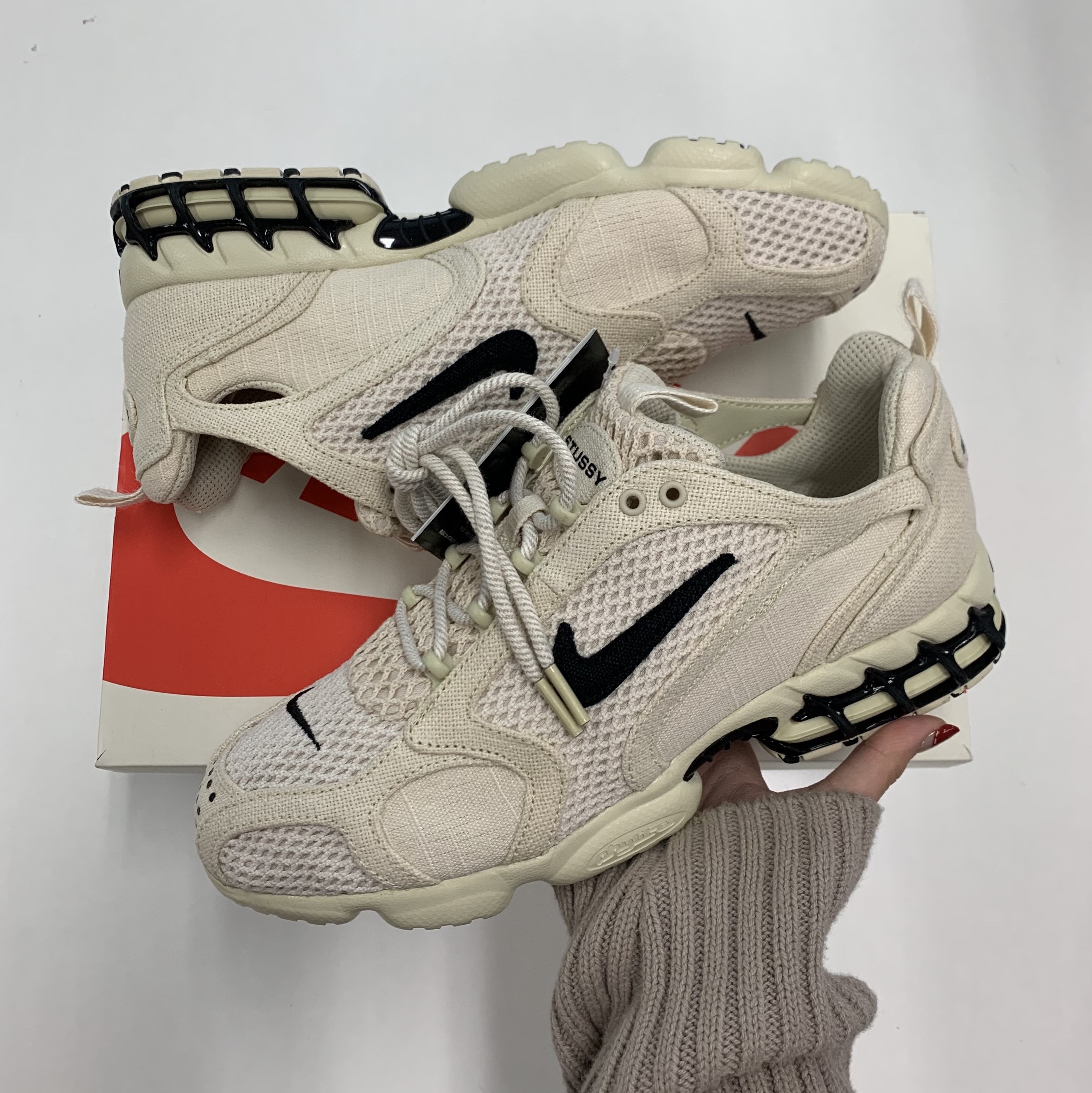 Nike x Stussy Air Zoom Spiridon Cage 2 Fossil 착용 스타일 - 1