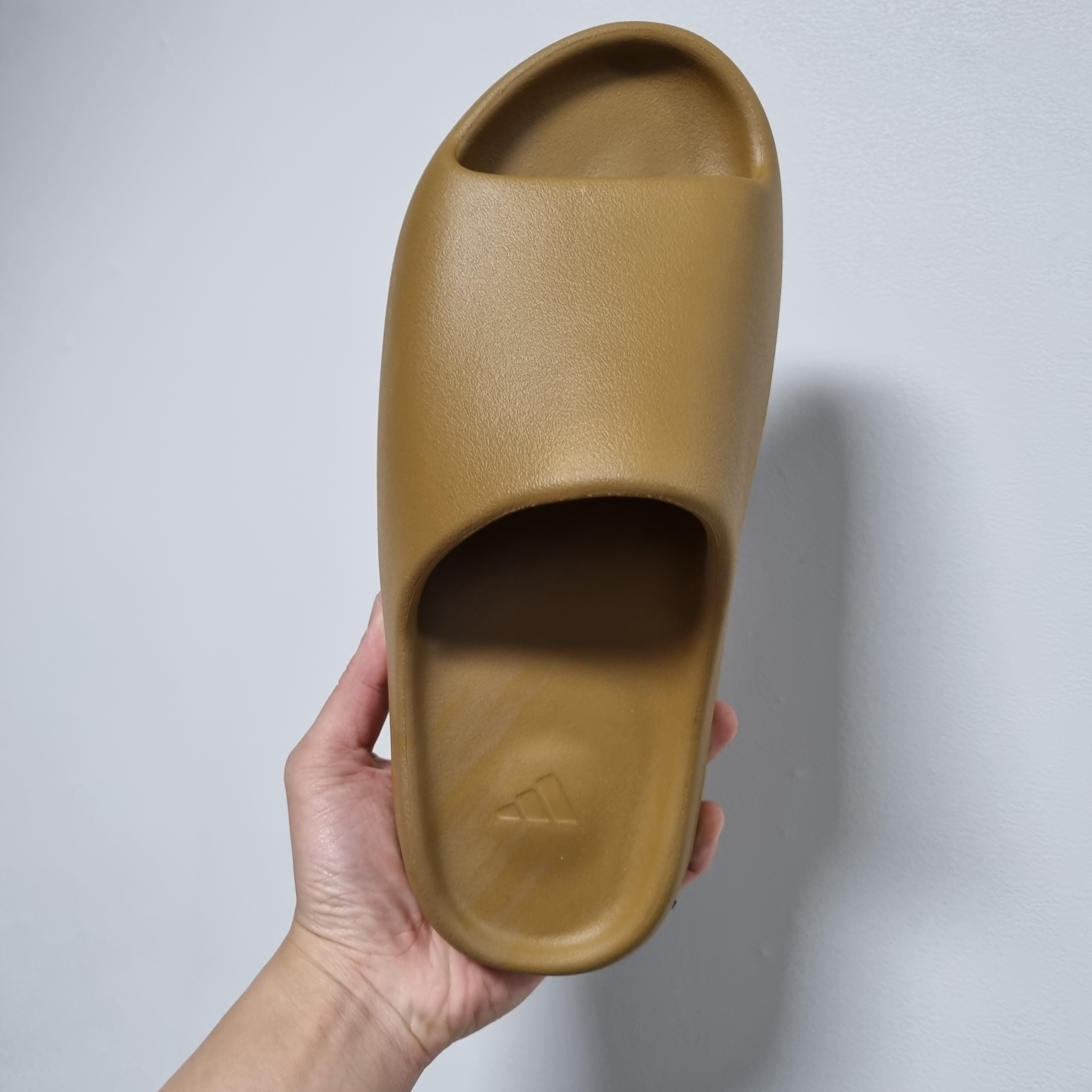 Adidas Yeezy Slide Ochre 착용 스타일 - 2
