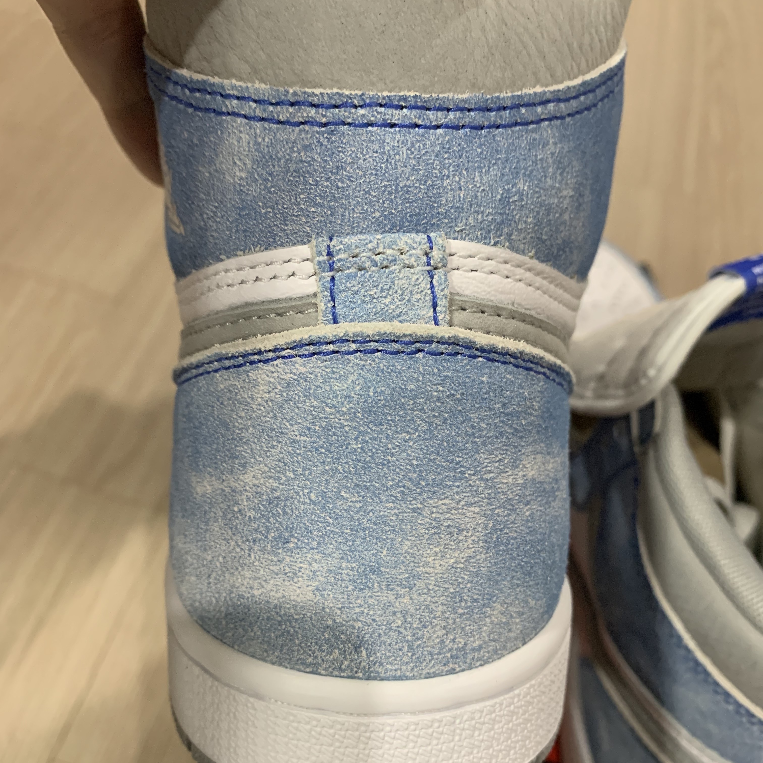 Jordan 1 Retro High OG Hyper Royal 착용 스타일 - 4