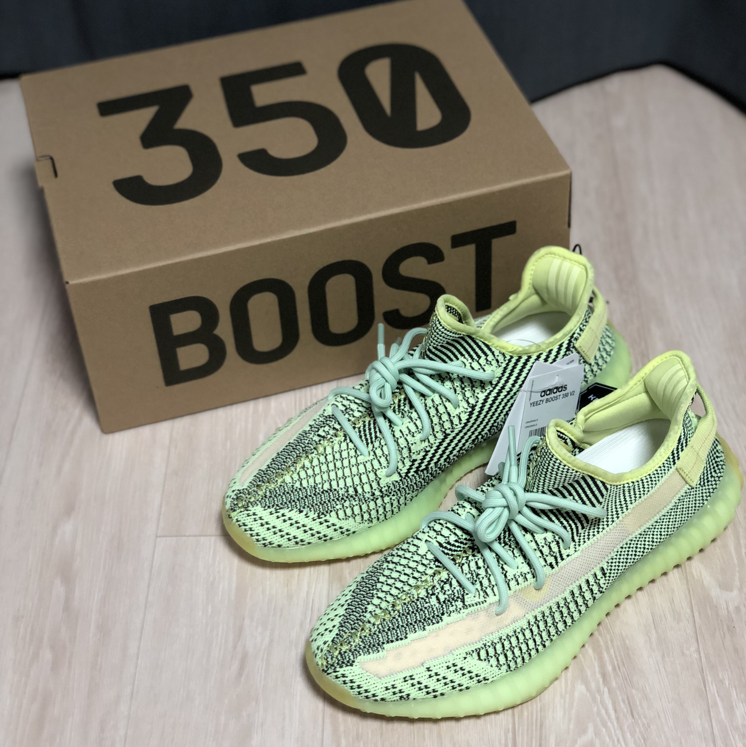 Adidas Yeezy Boost 350 V2 Yeezreel - Non-Reflective 착용 스타일 - 4