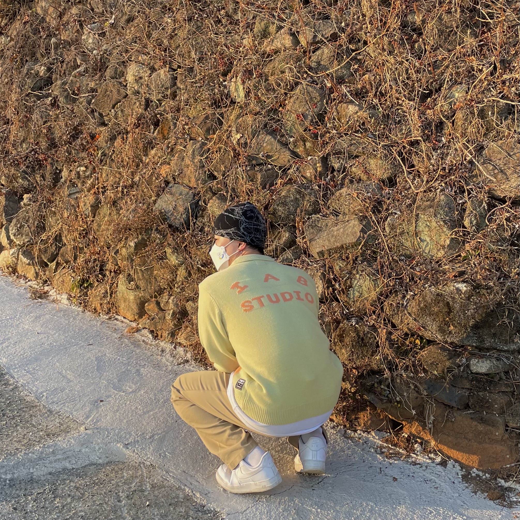 IAB Studio x Obey Archer Cardigan Yellow, Nike Air Force 1 '07 Low White 착용 스타일 - 2
