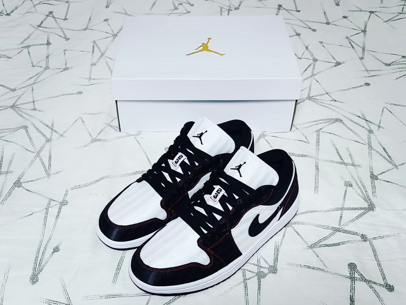 (W) Jordan 1 Low SE Utility White Gym Red Black 착용 스타일 - 1
