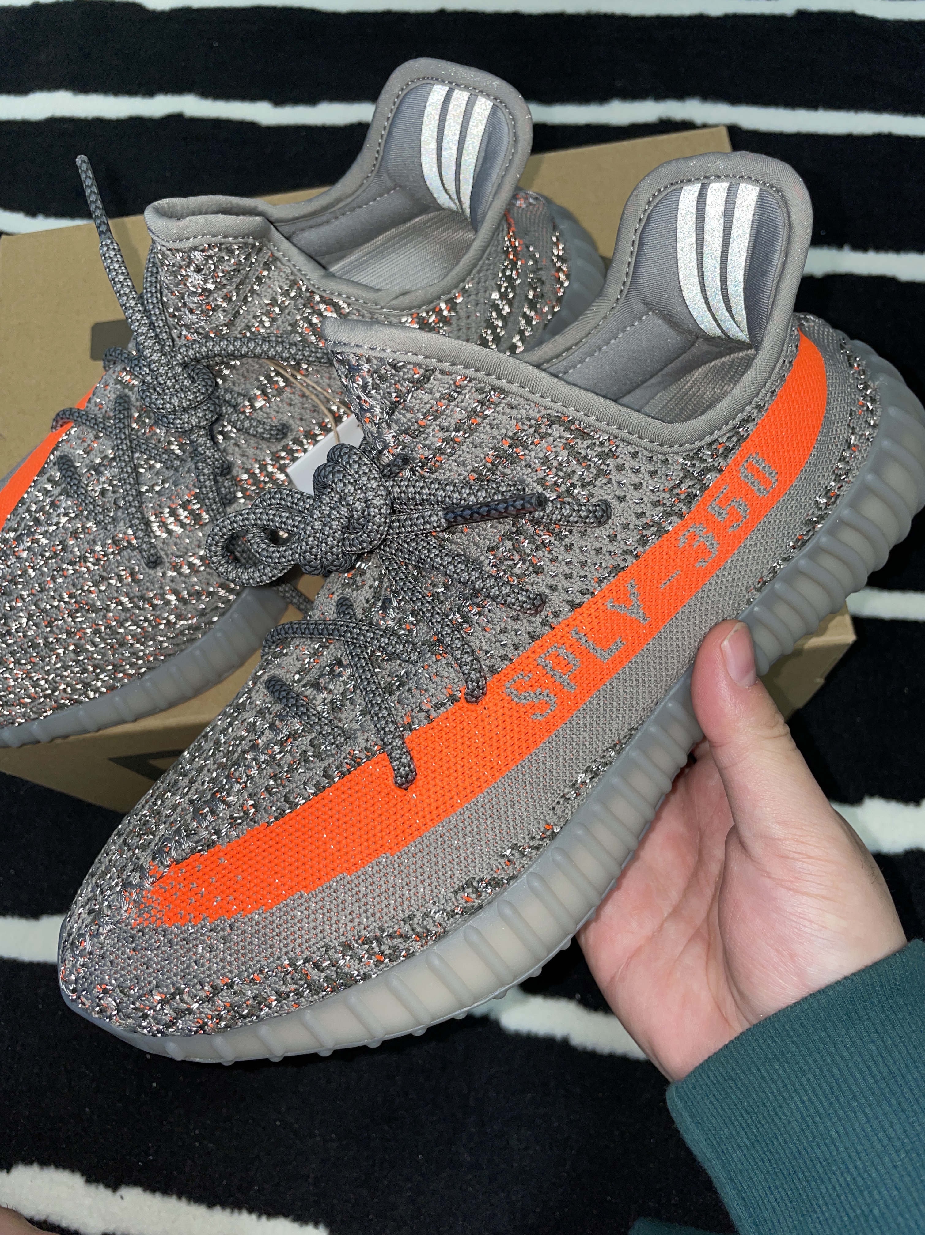 Adidas Yeezy Boost 350 V2 Beluga - Reflective 착용 스타일 - 2